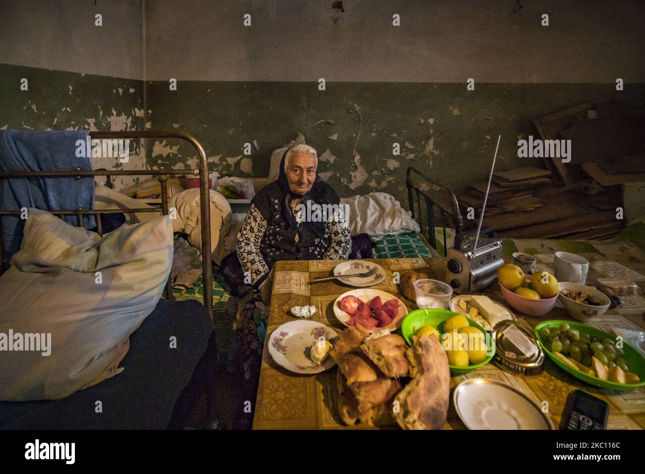 Une vieille femme dans un abri à Shushi a sonné après la sirène de l'attaque aérienne parce qu'un drone azerbaïdjanais menace la ville de Shushi dans le Haut-Karabakh sur 2 octobre 2020. (Photo de Celestino Arce/NurPhoto) Banque D'Images