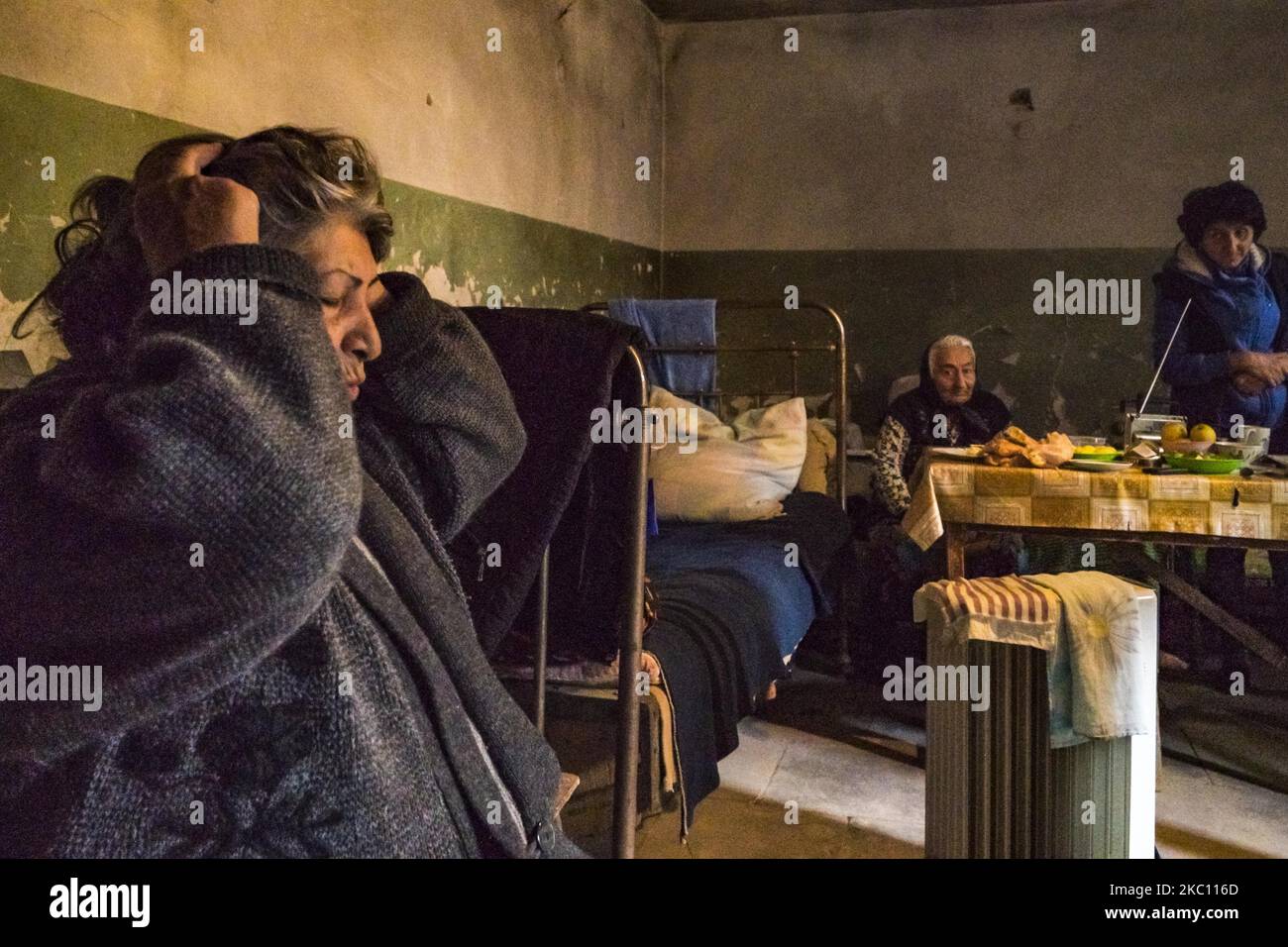 Une femme en crise d'anxiété dans un refuge à Shushi après la sirène de l'attaque aérienne a sonné parce qu'un drone azerbaïdjanais menace la ville de Shushi dans le Haut-Karabakh sur 2 octobre 2020. (Photo de Celestino Arce/NurPhoto) Banque D'Images