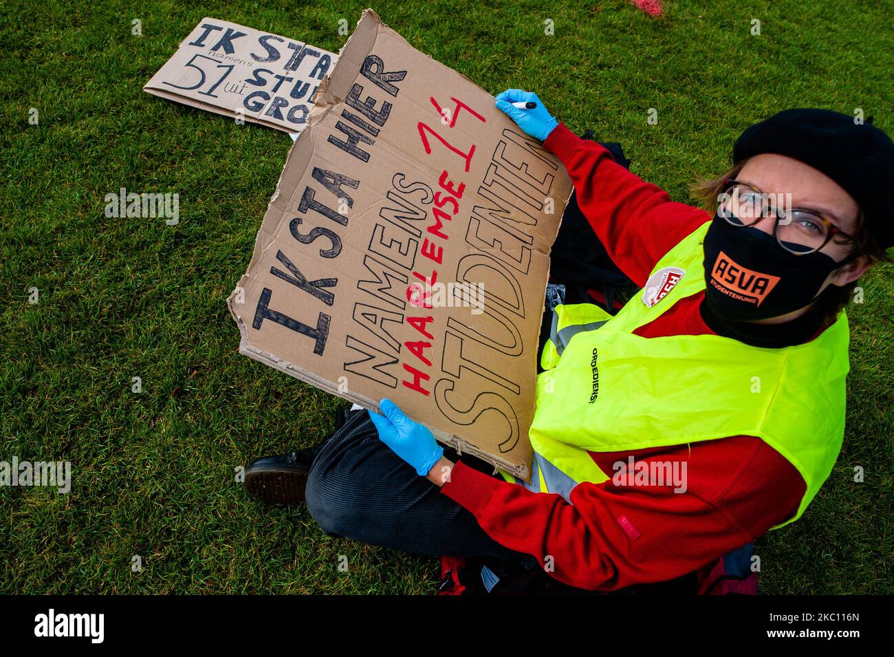 Un étudiant néerlandais écrit un écriteau en représentation d'autres  étudiants pendant les étudiants protestent pour plus de classes de  fréquentation physique, à Amsterdam, pays-Bas sur 2 octobre 2020. (Photo  par Romy Arroyo