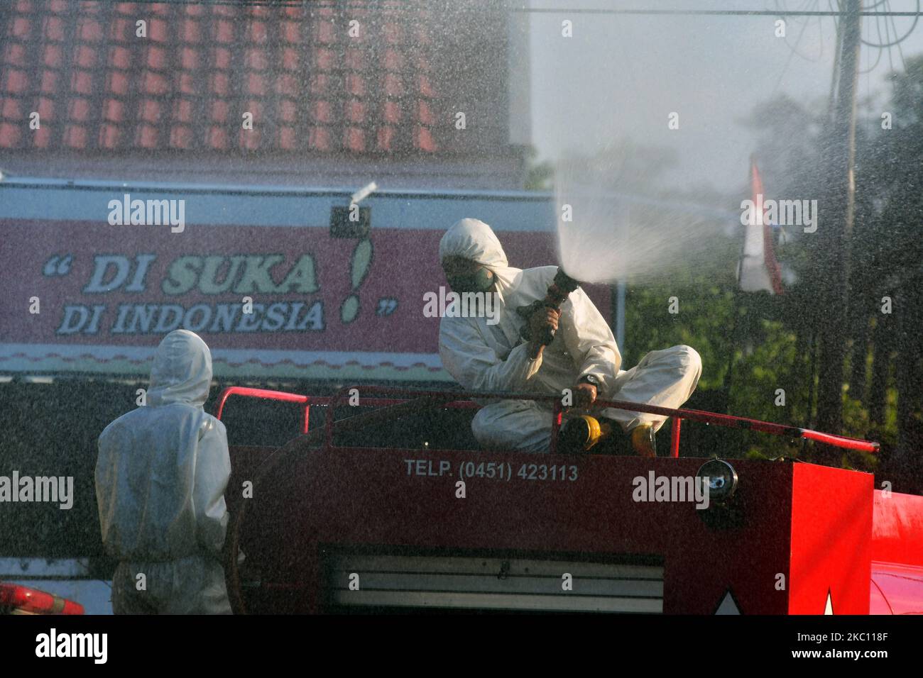 Les agents vaporisateurs de liquide désinfectant pour prévenir la propagation du virus corona (COVID-19) à Palu, province centrale de Sulawesi, Indonésie, sur 2 octobre 2020. D'après les données gouvernementales, le nombre de citoyens infectés par le virus corona en Indonésie au 2 octobre 2020 a atteint 295 499 000 personnes. (Photo par Mohamad Hamzah/NurPhoto) Banque D'Images