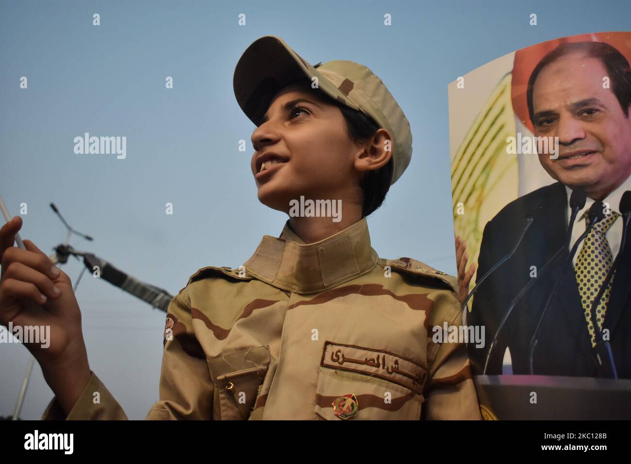 Les partisans du président égyptien Abdel Fattah al-Sissi dansent et branchent des drapeaux à vagues pendant, à l'occasion de l'anniversaire de guerre du 6th octobre, près du Mémorial du soldat inconnu en Égypte, le caire 2october 2020 (photo de Ziad Ahmed/NurPhoto) Banque D'Images