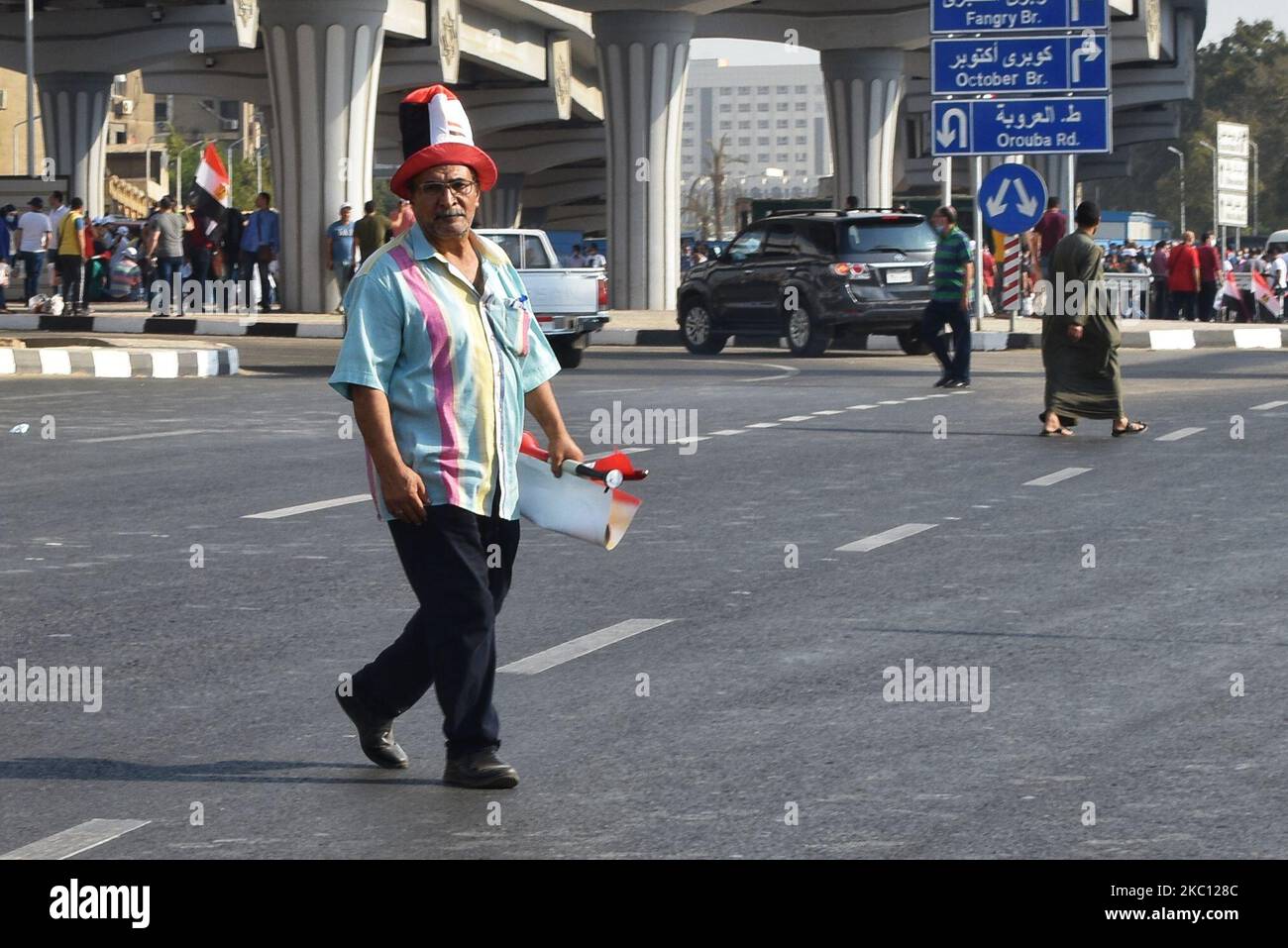 Les partisans du président égyptien Abdel Fattah al-Sissi dansent et branchent des drapeaux à vagues pendant, à l'occasion de l'anniversaire de guerre du 6th octobre, près du Mémorial du soldat inconnu en Égypte, le caire 2october 2020 (photo de Ziad Ahmed/NurPhoto) Banque D'Images