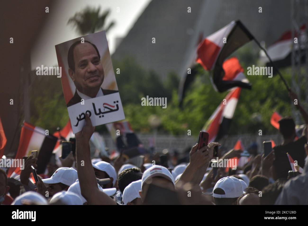 Les partisans du président égyptien Abdel Fattah al-Sissi dansent et branchent des drapeaux à vagues pendant, à l'occasion de l'anniversaire de guerre du 6th octobre, près du Mémorial du soldat inconnu en Égypte, le caire 2october 2020 (photo de Ziad Ahmed/NurPhoto) Banque D'Images