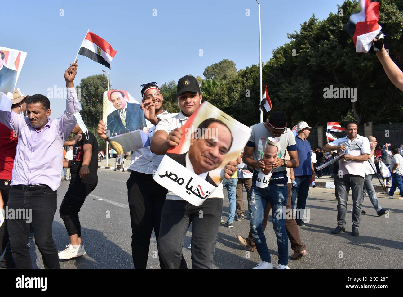 Les partisans du président égyptien Abdel Fattah al-Sissi dansent et branchent des drapeaux à vagues pendant, à l'occasion de l'anniversaire de guerre du 6th octobre, près du Mémorial du soldat inconnu en Égypte, le caire 2october 2020 (photo de Ziad Ahmed/NurPhoto) Banque D'Images