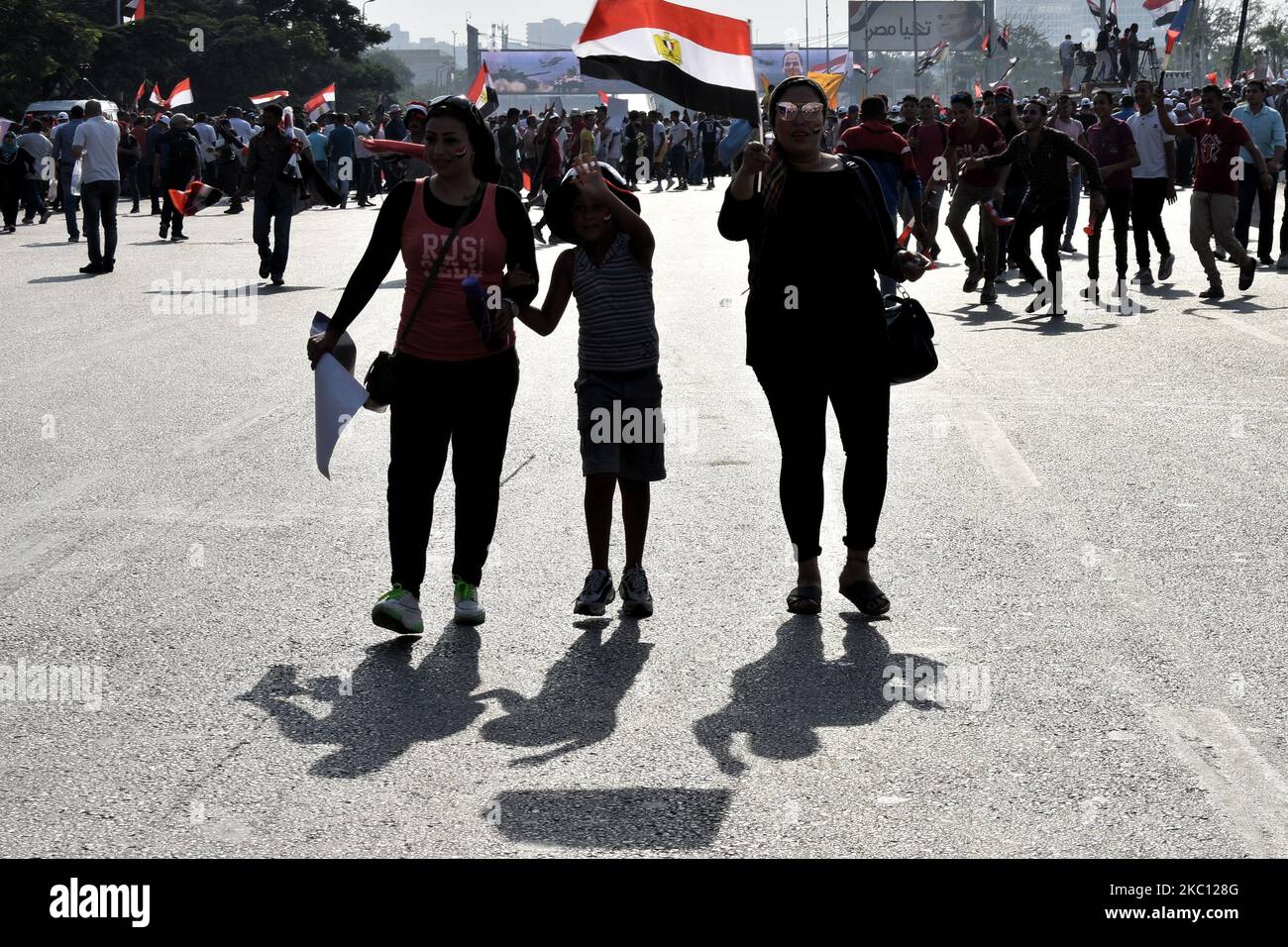 Les partisans du président égyptien Abdel Fattah al-Sissi dansent et branchent des drapeaux à vagues pendant, à l'occasion de l'anniversaire de guerre du 6th octobre, près du Mémorial du soldat inconnu en Égypte, le caire 2october 2020 (photo de Ziad Ahmed/NurPhoto) Banque D'Images