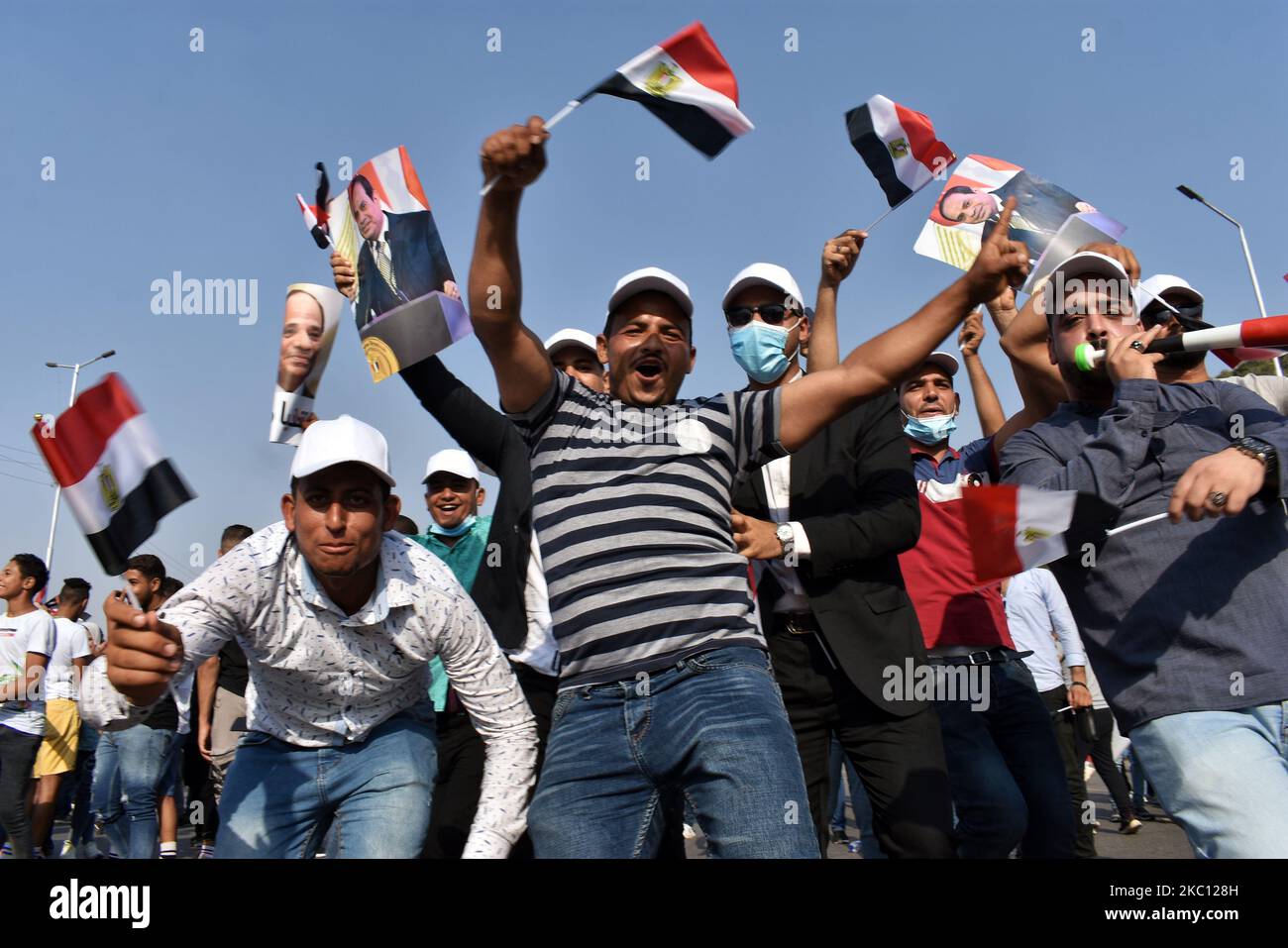 Les partisans du président égyptien Abdel Fattah al-Sissi dansent et branchent des drapeaux à vagues pendant, à l'occasion de l'anniversaire de guerre du 6th octobre, près du Mémorial du soldat inconnu en Égypte, le caire 2october 2020 (photo de Ziad Ahmed/NurPhoto) Banque D'Images