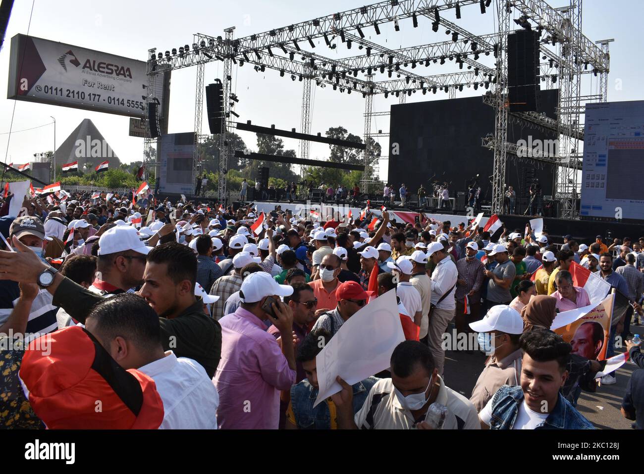 Les partisans du président égyptien Abdel Fattah al-Sissi dansent et branchent des drapeaux à vagues pendant, à l'occasion de l'anniversaire de guerre du 6th octobre, près du Mémorial du soldat inconnu en Égypte, le caire 2october 2020 (photo de Ziad Ahmed/NurPhoto) Banque D'Images