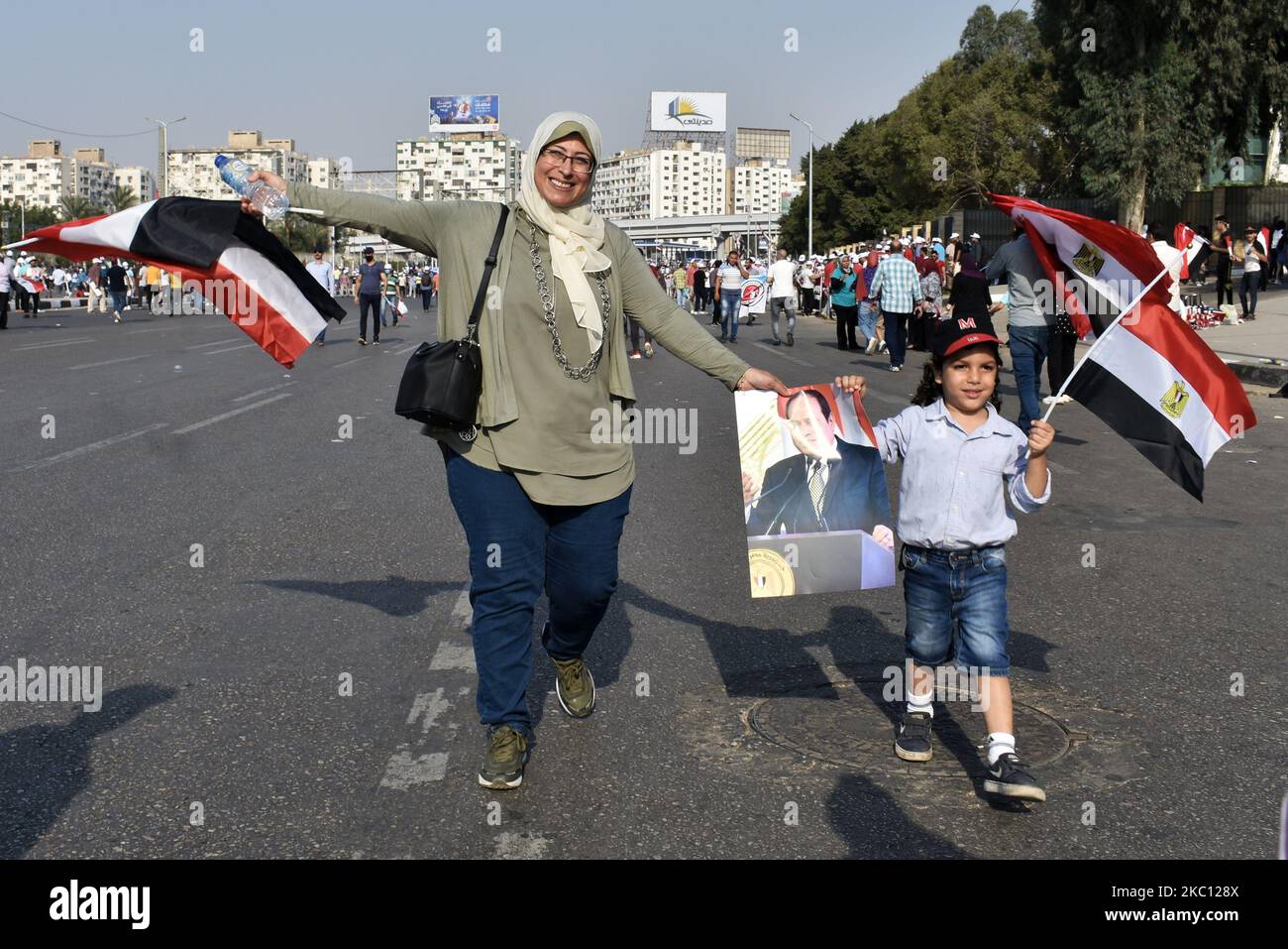 Les partisans du président égyptien Abdel Fattah al-Sissi dansent et branchent des drapeaux à vagues pendant, à l'occasion de l'anniversaire de guerre du 6th octobre, près du Mémorial du soldat inconnu en Égypte, le caire 2october 2020 (photo de Ziad Ahmed/NurPhoto) Banque D'Images