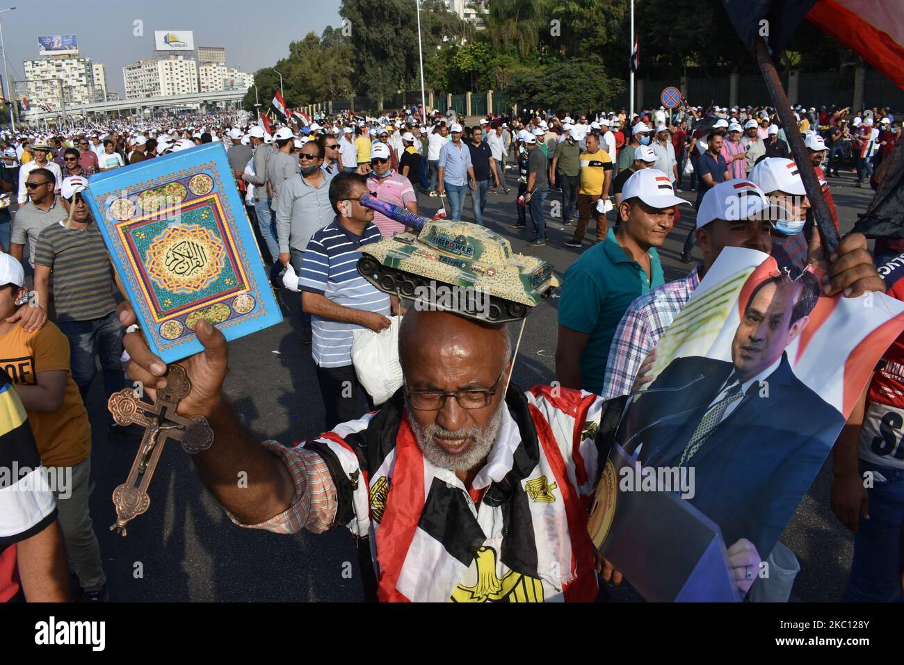 Les partisans du président égyptien Abdel Fattah al-Sissi dansent et branchent des drapeaux à vagues pendant, à l'occasion de l'anniversaire de guerre du 6th octobre, près du Mémorial du soldat inconnu en Égypte, le caire 2october 2020 (photo de Ziad Ahmed/NurPhoto) Banque D'Images
