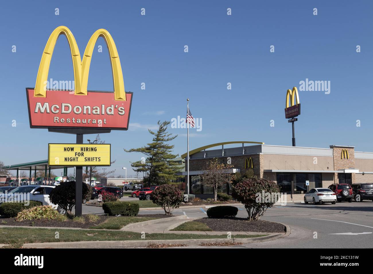 Brownsburg - Circa novembre 2022 : restaurant McDonald's. McDonald's offre aux employés des salaires horaires plus élevés, des congés payés et des frais de scolarité. Banque D'Images