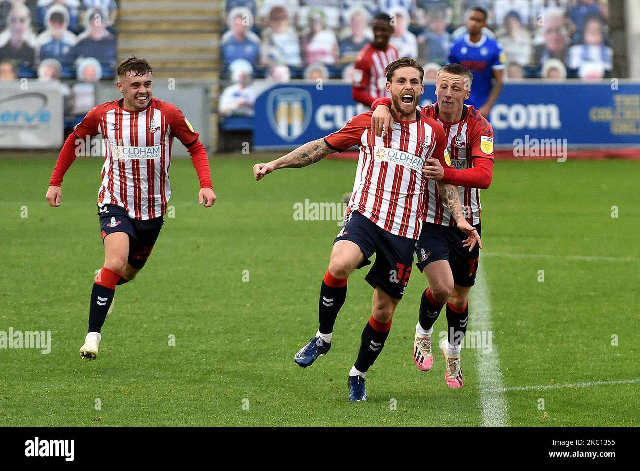 Le conor McAleny d'Oldham célèbre son objectif d'égalisation avec Alfie McCalmont et Jordan Barnett lors du match de la Sky Bet League 2 entre Colchester United et Oldham Athletic au Weston Homes Community Stadium, à Colchester, le samedi 3rd octobre 2020. (Photo d'Eddie Garvey/MI News/NurPhoto) Banque D'Images