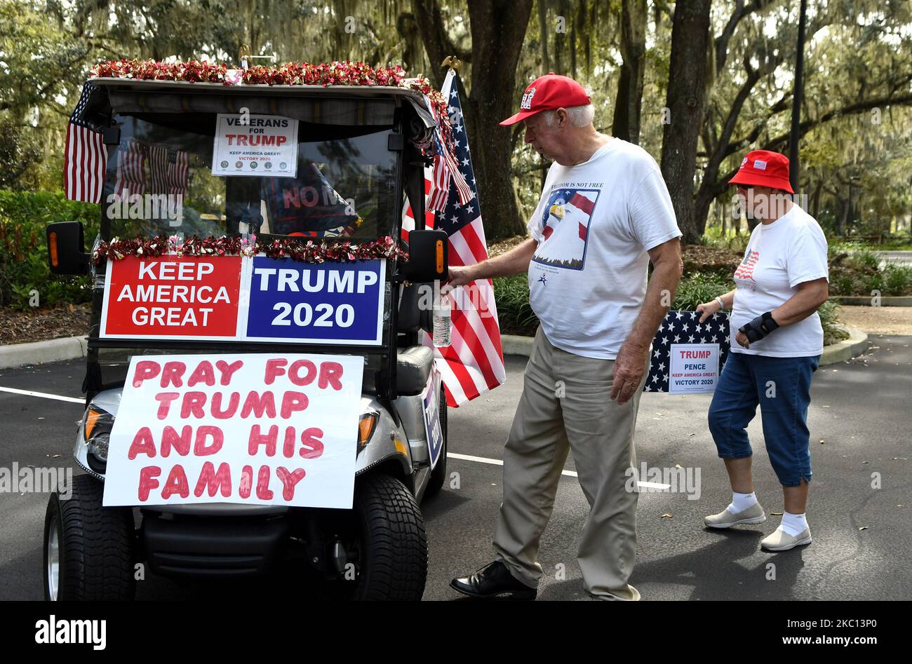 Ron Stange et son épouse Nancy se préparent à partir après avoir participé à un défilé de voiturettes de golf pour soutenir la réélection du président américain Donald Trump sur 3 octobre 2020 dans les villages, en Floride. Stange, qui a organisé le défilé, a placé un panneau sur le devant de sa voiturette de golf de lecture, prier pour Trump et sa famille après avoir appris que Trump a été admis au Centre national de médecine militaire Walter Reed hier pour traitement de COVID-19. (Photo de Paul Hennessy/NurPhoto) Banque D'Images