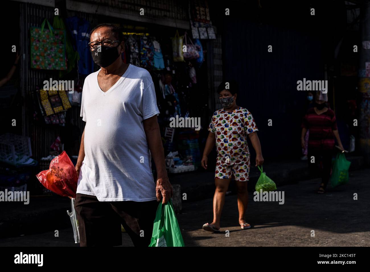 Les personnes portant des masques faciaux font leurs courses sur un marché public à Manille, aux Philippines, sur 4 octobre 2020.(photo de Lisa Marie David/NurPhoto) Banque D'Images