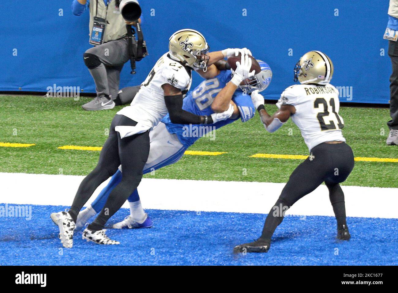 Detroit Lions Tight End T.J. Hockenson (88) capture un pass pour un touchdown gardé par les saints de la Nouvelle-Orléans Strong safety Malcolm Jenkins (27) pendant la première moitié d'un match de football de la NFL à Detroit, Michigan, États-Unis, le dimanche, 4 octobre 2020 (photo de Jorge Lemus/NurPhoto) Banque D'Images Detroit Lions Tight End T.J. Hockenson (88) capture un pass pour un touchdown gardé par les saints de la Nouvelle-Orléans Strong safety Malcolm Jenkins (27) pendant la première moitié d'un match de football de la NFL à Detroit, Michigan, États-Unis, le dimanche, 4 octobre 2020 (photo de Jorge Lemus/NurPhoto) Banque D'Images