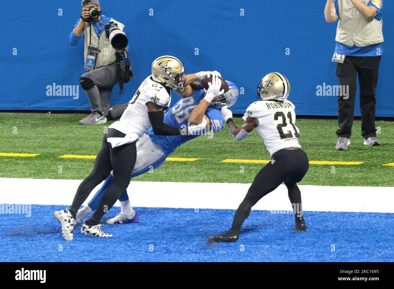 Detroit Lions Tight End T.J. Hockenson (88) capture un pass pour une conversion en deux points sous la protection de la Nouvelle-Orléans Saints Strong Safety Malcolm Jenkins (27) pendant la première moitié d'un match de football de la NFL à Detroit, Michigan, États-Unis, le dimanche, 4 octobre 2020 (photo de Jorge Lemus/NurPhoto) Banque D'Images Detroit Lions Tight End T.J. Hockenson (88) capture un pass pour une conversion en deux points sous la protection de la Nouvelle-Orléans Saints Strong Safety Malcolm Jenkins (27) pendant la première moitié d'un match de football de la NFL à Detroit, Michigan, États-Unis, le dimanche, 4 octobre 2020 (photo de Jorge Lemus/NurPhoto) Banque D'Images