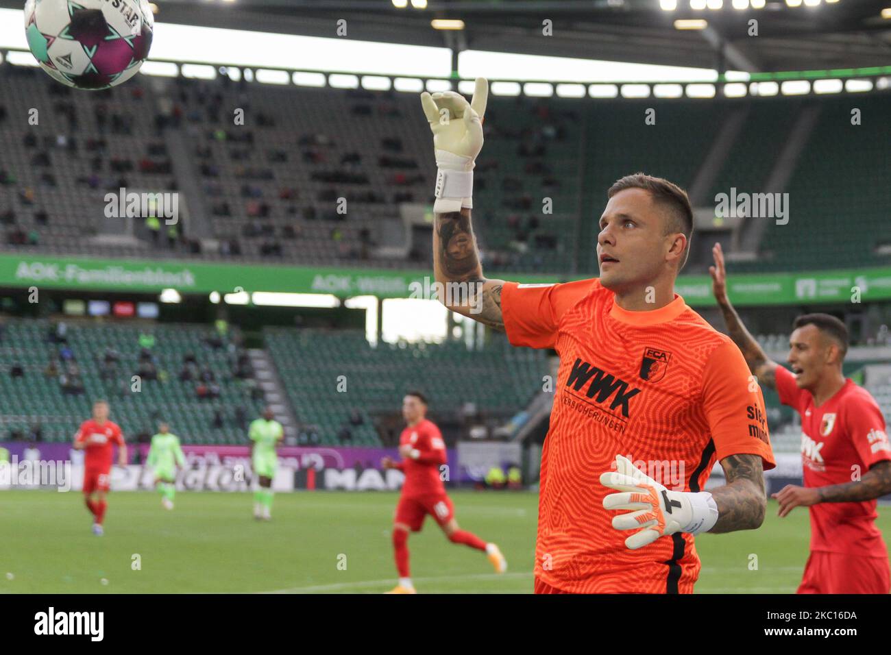 Le gardien de but Rafal Gikiewicz du FC Augsbourg gestuelle lors du match de Bundesliga entre VfL Wolfsburg et le FC Augsbourg au stade Volkswagen sur 04 octobre 2020 à Wolfsburg, en Allemagne. (Photo de Peter Niedung/NurPhoto) Banque D'Images