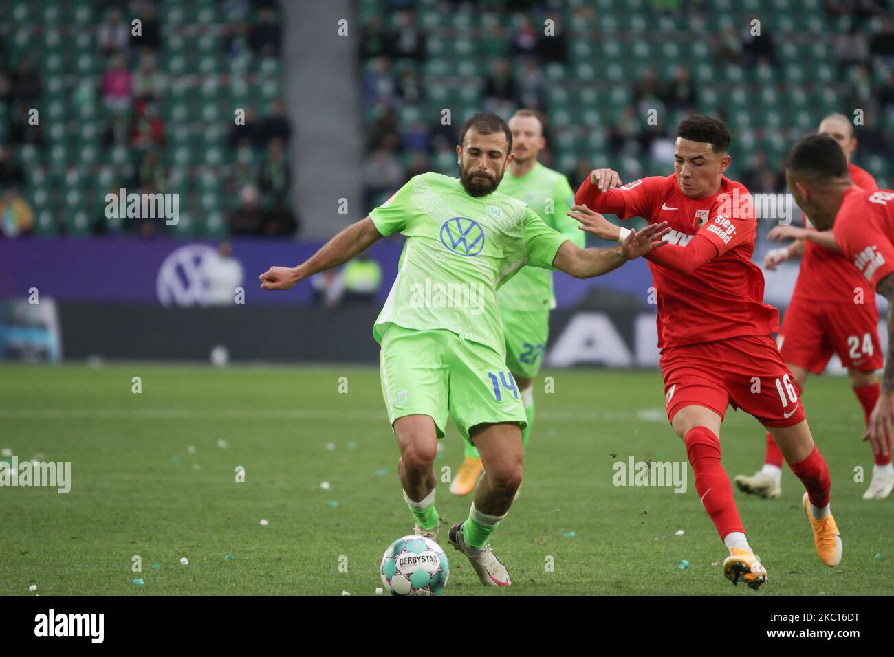 Admir Mehmedi de VfL Wolfsburg et Ruben Vargas du FC Augsbourg se battent pour le ballon lors du match de la Bundesliga entre VfL Wolfsburg et le FC Augsburg à Volkswagen Arena sur 04 octobre 2020 à Wolfsburg, en Allemagne. (Photo de Peter Niedung/NurPhoto) Banque D'Images