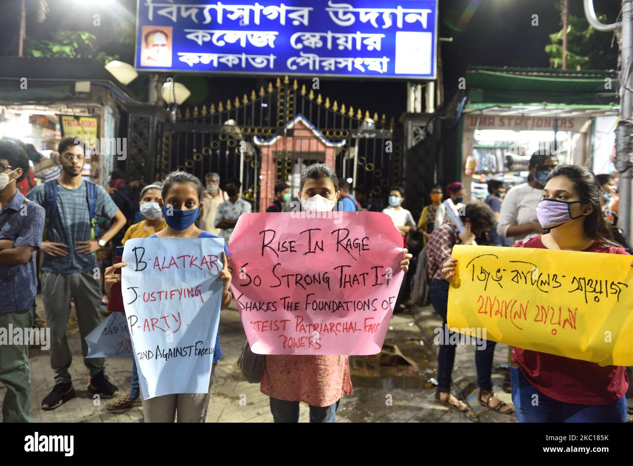 Des étudiants de l'université de Kolkata, de l'université de Javavpur et de l'université de la Présidence ont organisé un rassemblement de flambeau pour protester contre l'horrible incident d'une femme de 19 ans, qui est décédée à Delhi deux semaines après avoir été violée par des gangs et torturée à Hathras, dans l'Uttar Pradesh, elle avait subi de multiples fractures. La paralysie et une goutte dans sa langue lors de l'horrible assaut ont été incinérées par les policiers la nuit dernière sans remettre le corps mort aux membres de sa famille, à Kolkata, au 05 octobre 2020. (Photo de Sukhomoy Sen/NurPhoto) Banque D'Images