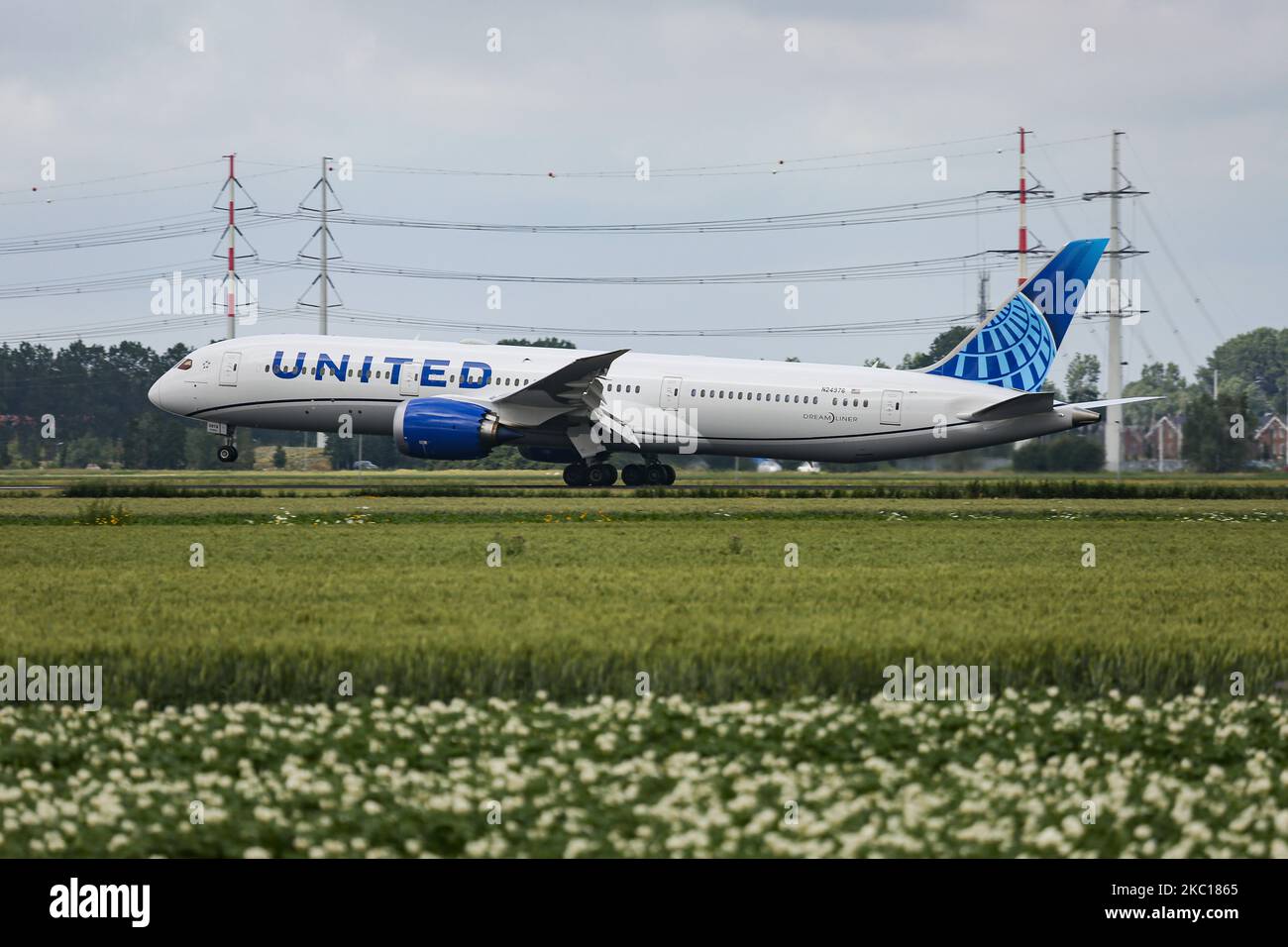 Boeing 787-9 Dreamliner de United Airlines, tel qu'il a été vu lors de l'approche finale en vol et en atterrissage sur la piste de Polderbaan à l'aéroport d'Amsterdam Schiphol AMS EHAM aux pays-Bas, en arrivant de Newark EWR New York, NY, États-Unis sur 30 août 2020. L'avion à corps large moderne avancé a le nouveau schéma de peinture de la décoration et les moteurs de jet GE N24976 et 2x immatriculations. United UA UAL est la troisième compagnie aérienne au monde et membre de l'alliance aérienne Star Alliance. United relie les États-Unis à l'Europe et aux pays-Bas avec des vols de fret et de passagers pendant la période de pandémie du coronavirus Covid-19. Banque D'Images