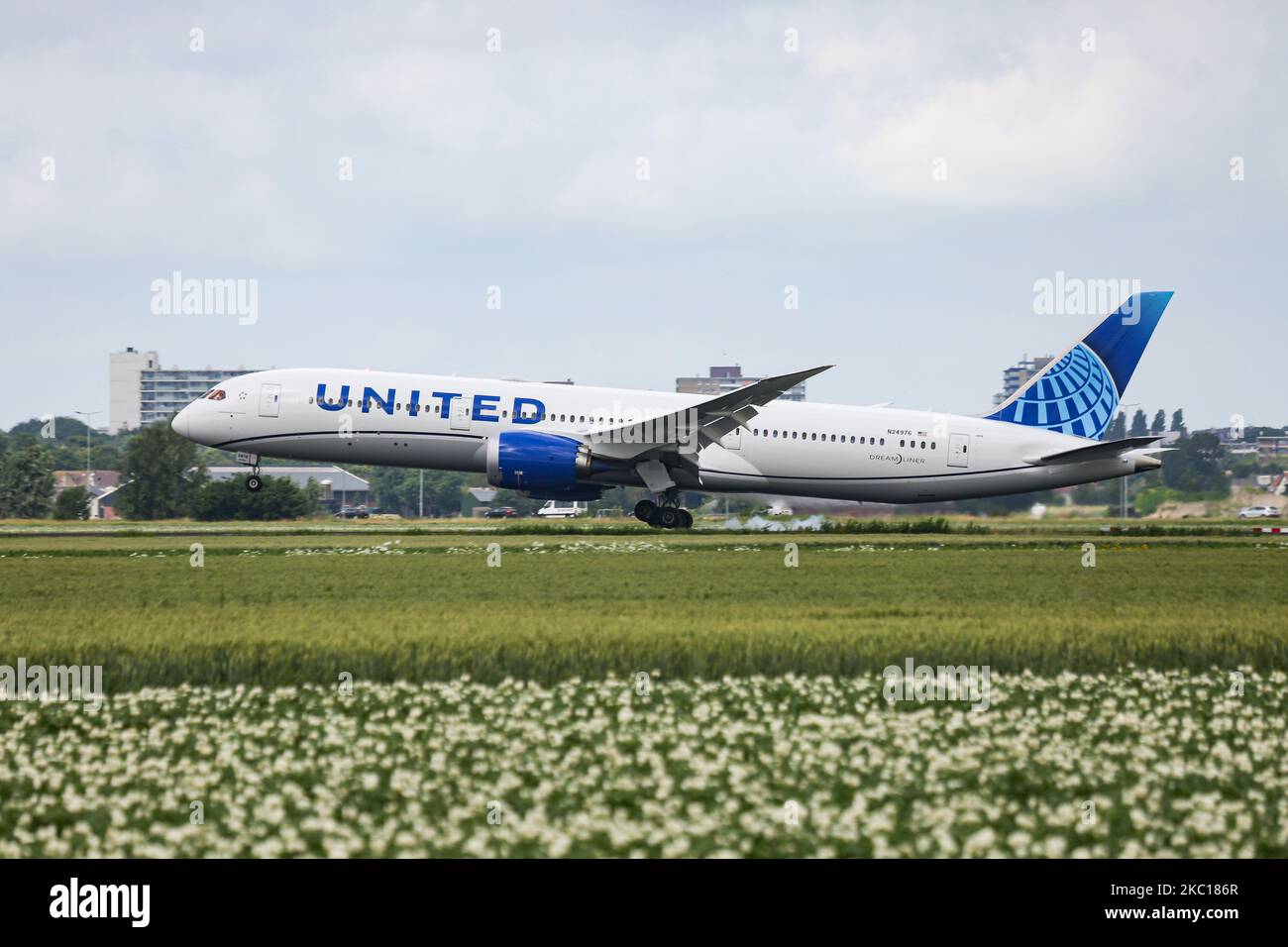 Boeing 787-9 Dreamliner de United Airlines, tel qu'il a été vu lors de l'approche finale en vol et en atterrissage sur la piste de Polderbaan à l'aéroport d'Amsterdam Schiphol AMS EHAM aux pays-Bas, en arrivant de Newark EWR New York, NY, États-Unis sur 30 août 2020. L'avion à corps large moderne avancé a le nouveau schéma de peinture de la décoration et les moteurs de jet GE N24976 et 2x immatriculations. United UA UAL est la troisième compagnie aérienne au monde et membre de l'alliance aérienne Star Alliance. United relie les États-Unis à l'Europe et aux pays-Bas avec des vols de fret et de passagers pendant la période de pandémie du coronavirus Covid-19. Banque D'Images