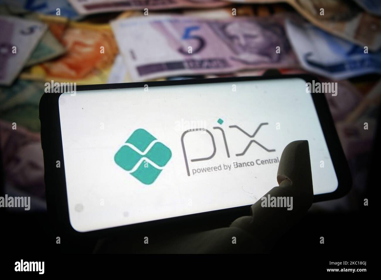 Une illustration photo du Pix est un mode de paiement électronique du Brésil officiellement lancé sur 5 octobre 2020. La Banque centrale a indiqué qu'elle avait atteint 3,5 millions d'enregistrements de "clés" d'identification pour utilisation par PIX, le nouveau système de paiement et de transfert développé par l'institution - huit heures après l'ouverture de la date limite pour ces enregistrements. (Photo Illustration par Crit Faga/NurPhoto) Banque D'Images