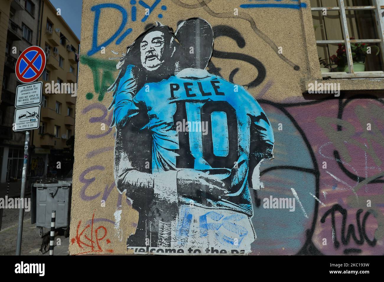 Un graffiti de Pele, un footballeur brésilien à la retraite considéré comme le plus grand joueur de tous les temps, vu dans le centre de Sofia. Lundi, 5 octobre 2020, à Sofia, Bulgarie. (Photo par Artur Widak/NurPhoto) Banque D'Images