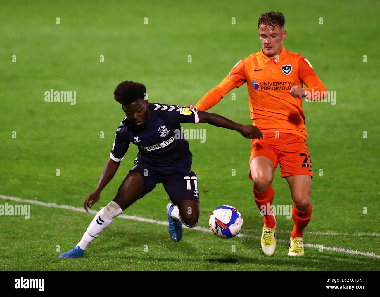 Terrell Egbri de Southend United luttant pour possession avec Cameron Pring de Portsmouth pendant le match de Trophée de l'EFL entre Southend United et Portsmouth à Roots Hall, Southend, Angleterre, on 06 octobre 2020. (Photo de Jacques Feeney|MI News/NurPhoto) Banque D'Images