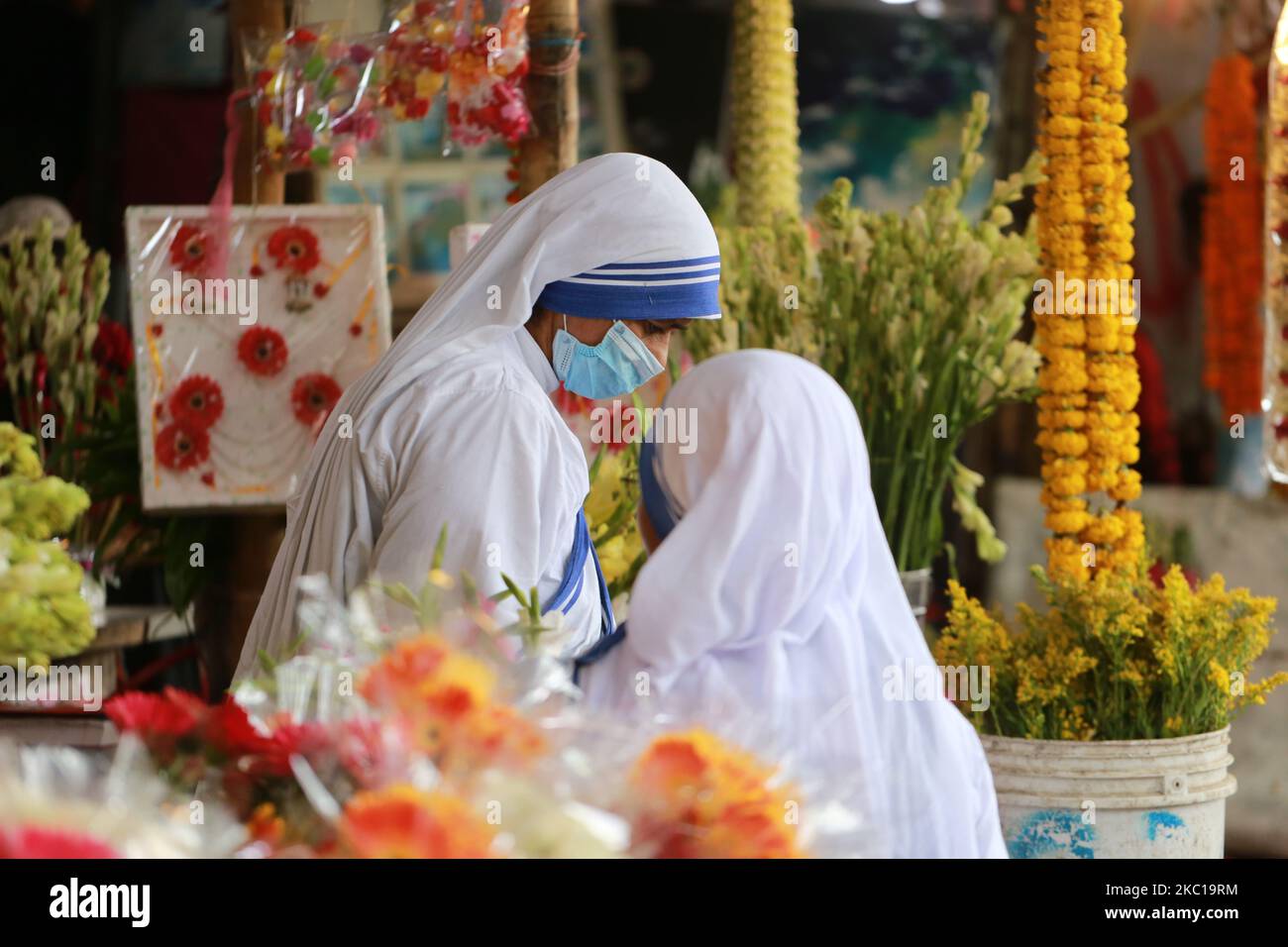 Les femmes achètent des fleurs dans une cabine à Dhaka, au Bangladesh, sur 6 octobre 2020. (Photo de Rehman Asad/NurPhoto) Banque D'Images