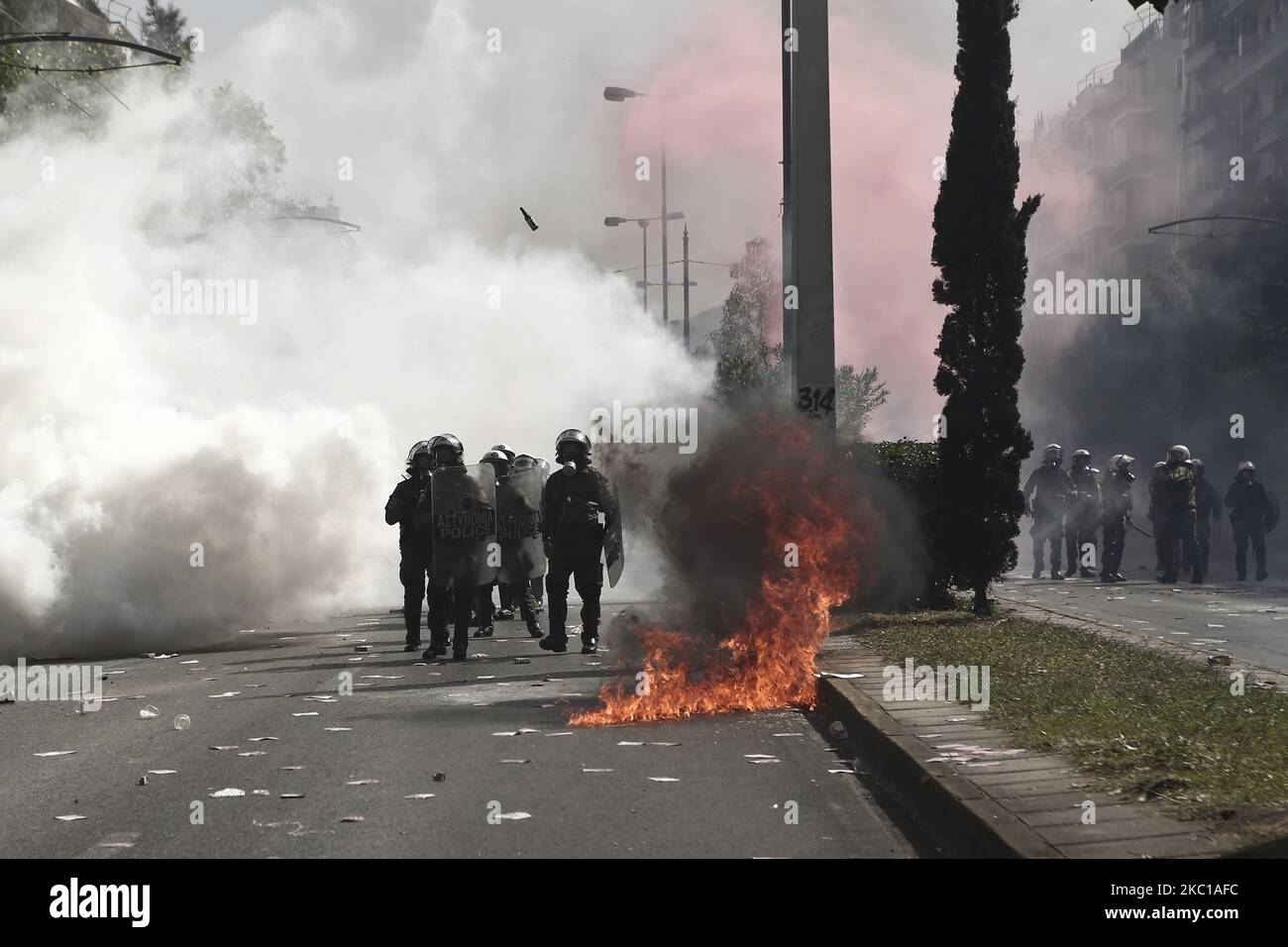 Des policiers anti-émeutes se sont heurts à des manifestants lors d'une manifestation devant un tribunal où le procès des dirigeants et des membres du parti d'extrême droite de l'Aube dorée a lieu à Athènes, en Grèce, sur 7 octobre 2020. Un tribunal grec a statué mercredi que le parti d'extrême-droite Aube dorée fonctionnait comme une organisation criminelle, à la suite d'un procès politique de cinq ans contre des dizaines de accusés, y compris d'anciens législateurs de ce qui était devenu le troisième plus grand parti de la Grèce. (Photo de Panayotis Tzamaros/NurPhoto) Banque D'Images