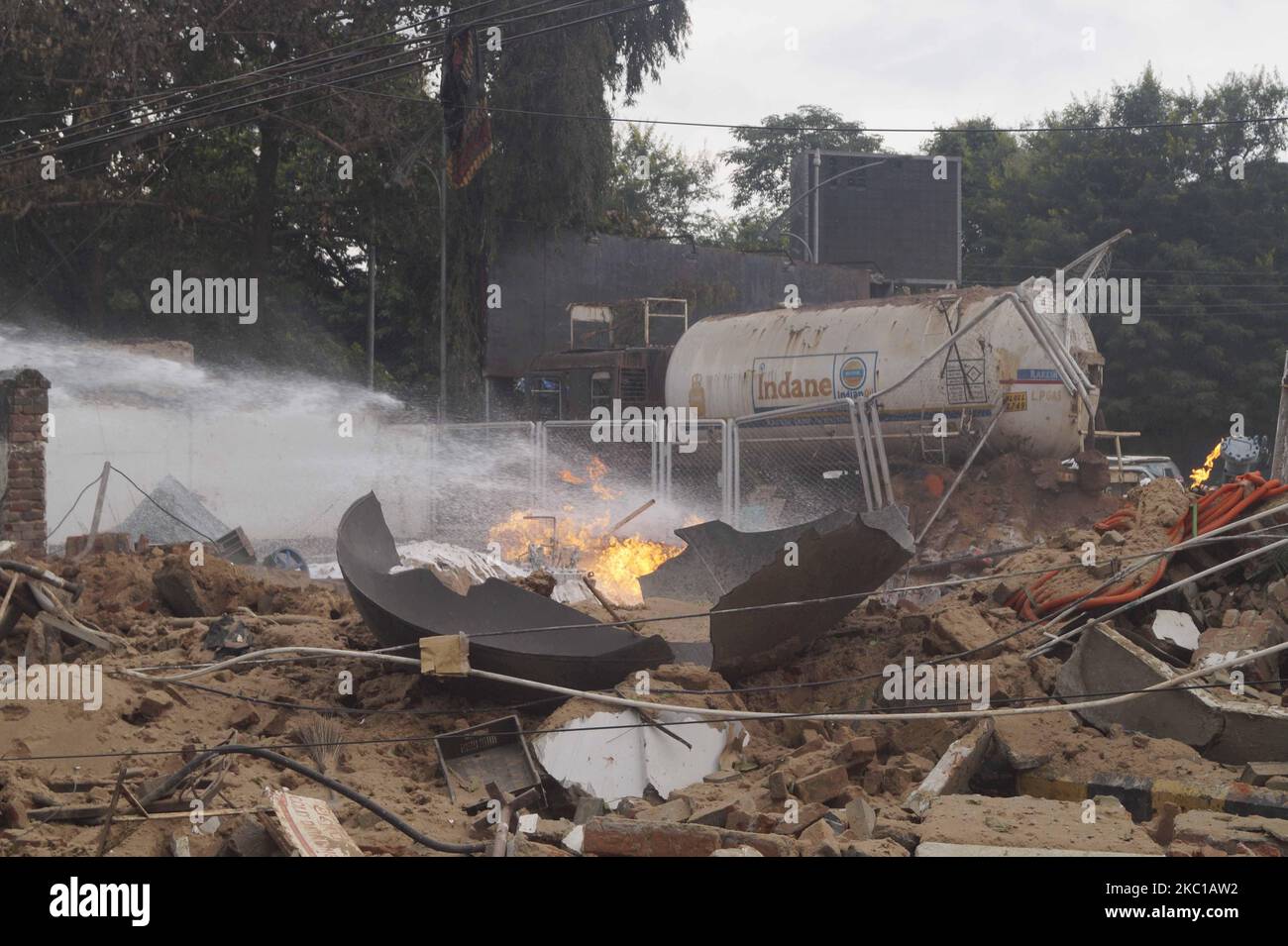 L'incendie a éclaté et les pompiers se sont précipités pour éteindre l'incendie après une explosion au réservoir de gaz naturel comprimé d'une station de remplissage de carburant dans la ville de Bhubaneswar, la capitale de l'État indien de l'est, à 7 octobre 2020. Près d'une douzaine de personnes ont été grièvement blessées dans l'accident. Une explosion se produit au moment où un conteneur transfère le gaz GNC au réservoir de service de la station de remplissage de carburant. (Photo par STR/NurPhoto) Banque D'Images