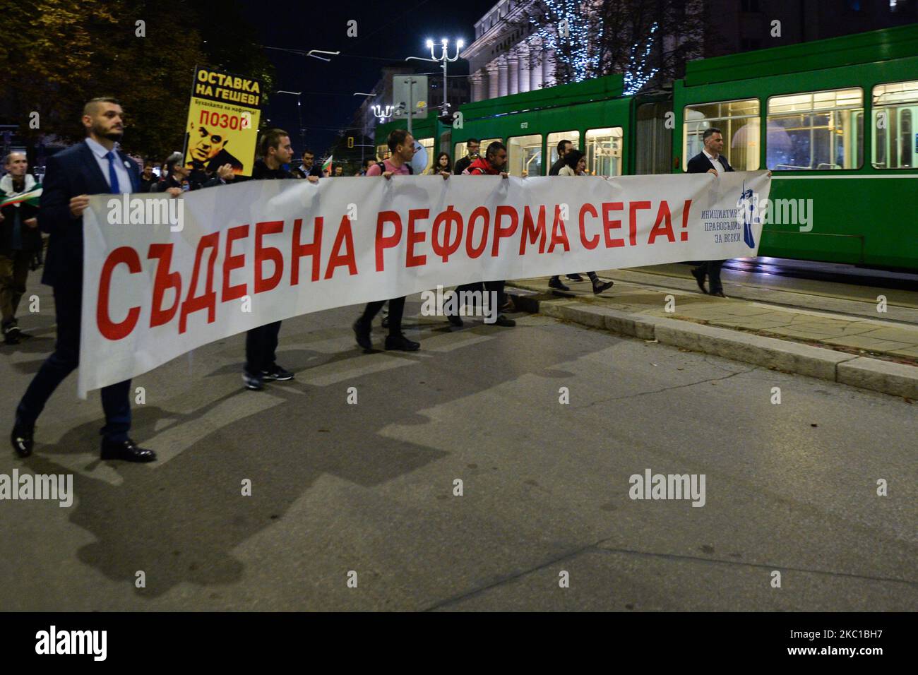 Les manifestants défilent avec une bannière qui se lit comme suit : « la réforme judiciaire maintenant ! » Dans le centre-ville de Sofia. Les 91st jours de manifestations antigouvernementales à Sofia se sont écoulés sans tension. Depuis trois mois, les gens participent à des manifestations quotidiennes contre la corruption, demandant la démission du Premier ministre Boyko Borissov et de son gouvernement, la démission du Procureur général en chef de la Bulgarie Ivan Geshev, la réforme du système judiciaire et une nouvelle élection juste. Sur 7 octobre 2020, à Sofia, Bulgarie. (Photo par Artur Widak/NurPhoto) Banque D'Images