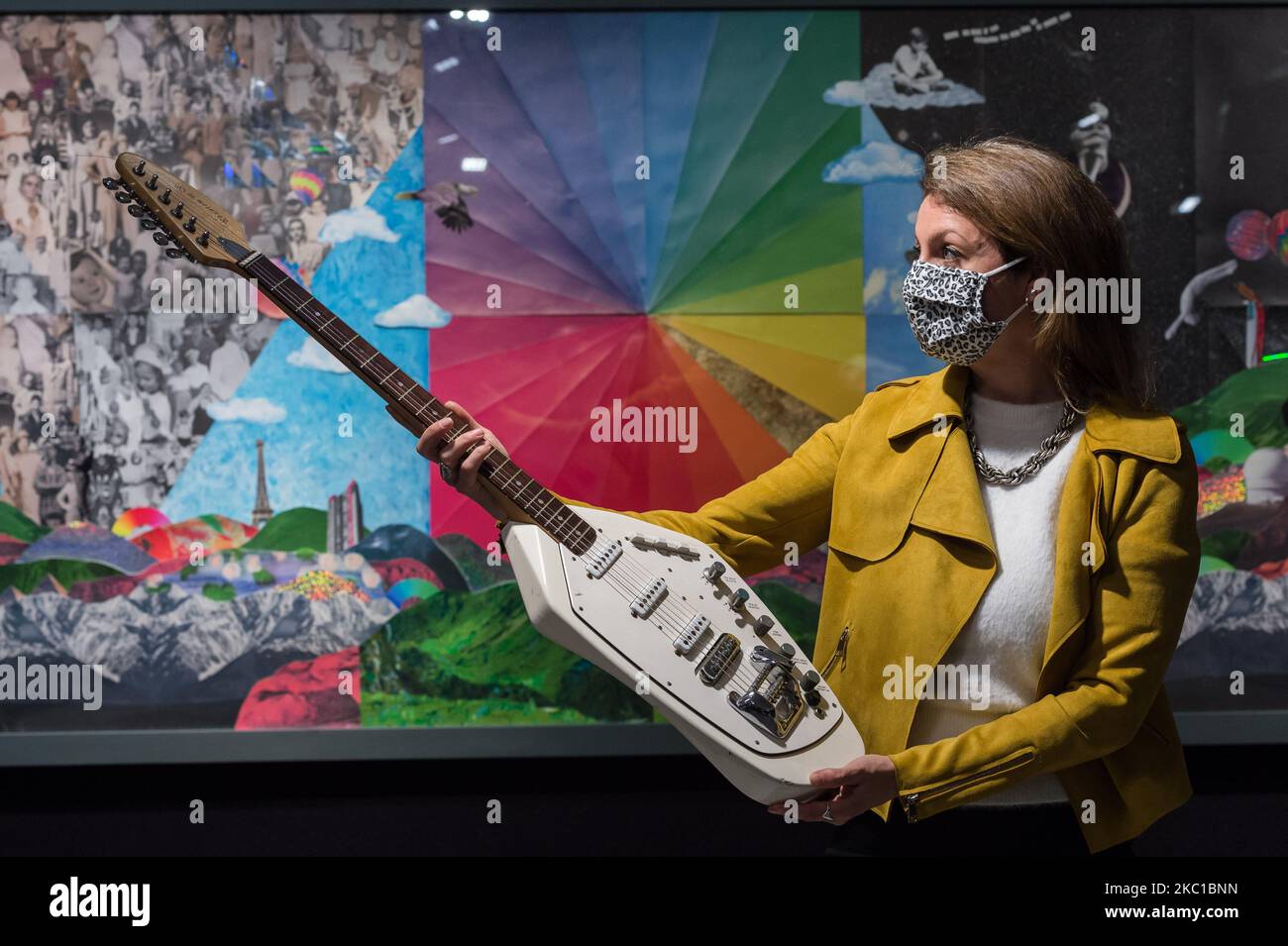 Un membre du personnel pose avec la guitare spéciale Vox Phantom VI appartenant à Ian Curtis de Joy Division et a joué dans la vidéo pour "Love will Tear US Apart", 1967, estimation: £60 000 - 80 000 pendant l'appel photo pour la vente de souvenirs de divertissement de Bonhams, sur 08 octobre 2020 à Londres, Angleterre. (Photo de Wiktor Szymanowicz/NurPhoto) Banque D'Images