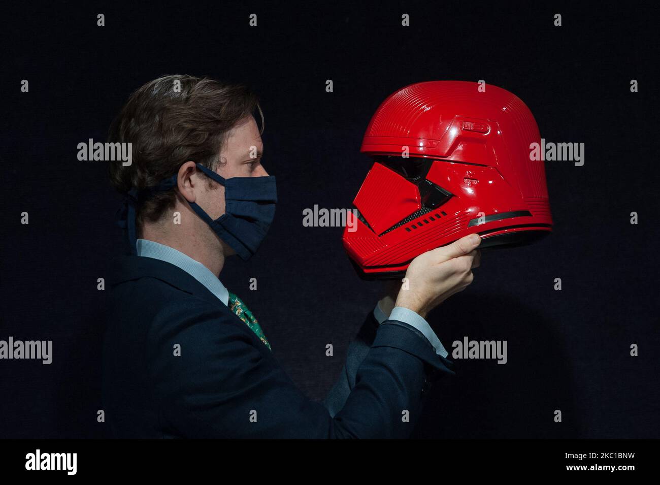 Un membre du personnel pose avec Sith Trooper Helmet utilisé dans Star Wars: The Rise of Skywalker (2019), estimation: £20 000-30 000 pendant l'appel photo pour la vente de souvenirs de divertissement de Bonhams, sur 08 octobre 2020 à Londres, Angleterre. (Photo de Wiktor Szymanowicz/NurPhoto) Banque D'Images