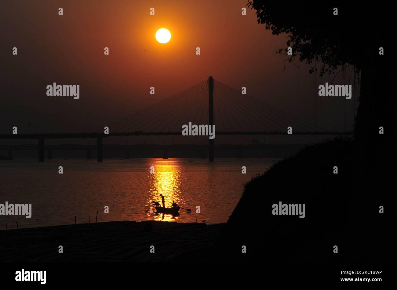 Les pêcheurs attrapent des poissons dans la rivière yamuna au coucher du soleil , à Allahabad sur 8 octobre,2020. (Photo de Ritesh Shukla ) (photo de Ritesh Shukla/NurPhoto) Banque D'Images