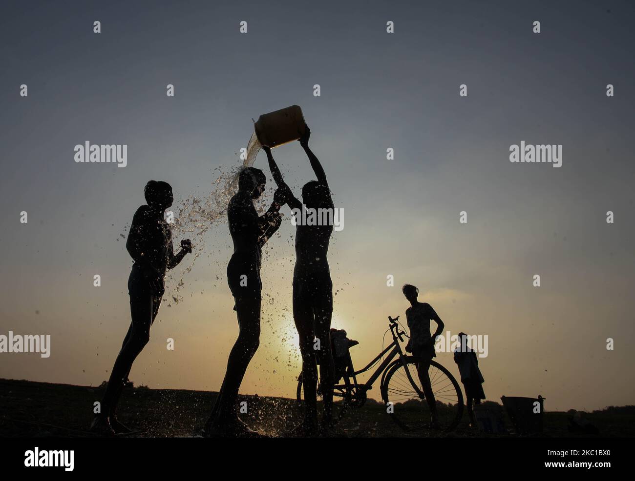 Les jeunes prennent un bain au coucher du soleil , à Allahabad sur 8 octobre,2020. (Photo de Ritesh Shukla ) (photo de Ritesh Shukla/NurPhoto) Banque D'Images