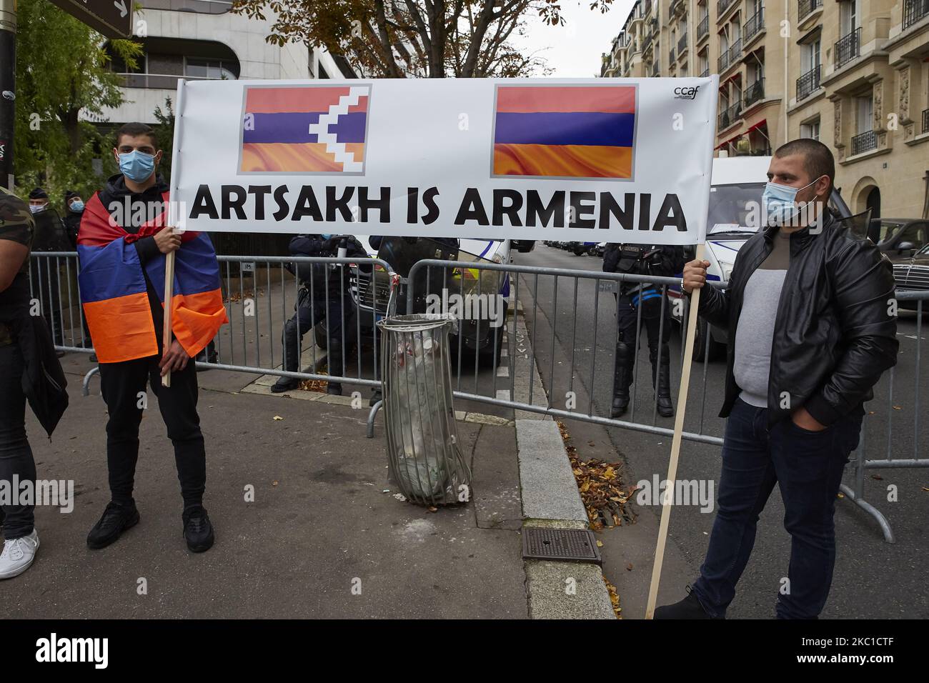 Des membres de la communauté arménienne et des sympathisants se sont réunis près de l'ambassade de Turquie à Paris (France) le 8 octobre 2020 pour protester contre la guerre du Haut-Karabakh entre l'Arménie et l'Azerbaïdjan. (Photo par Adnan Farzat/NurPhoto) Banque D'Images