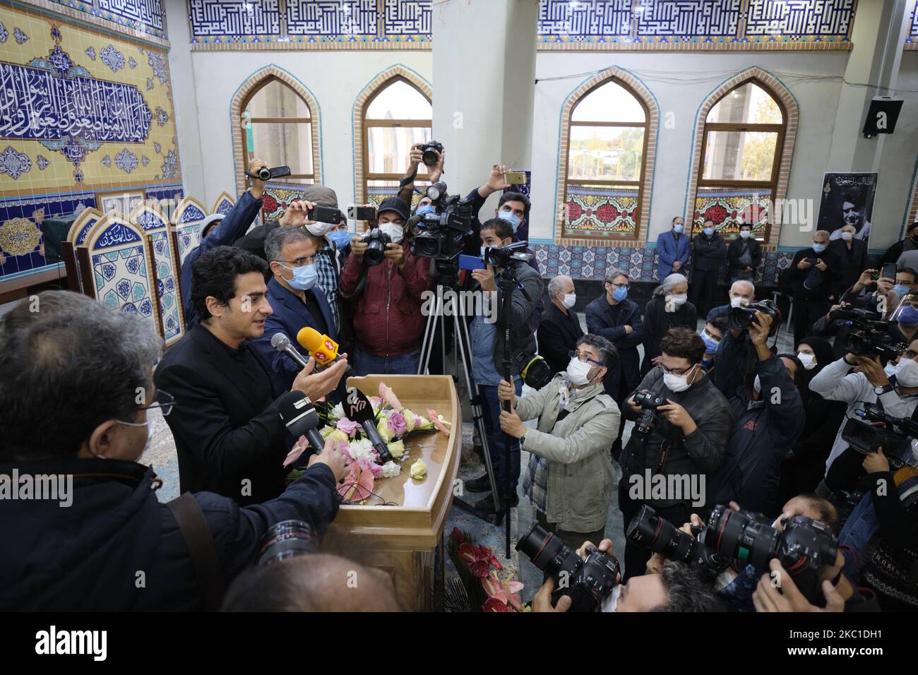 Homayoun Shajarian (L), chanteur de musique classique et de crossover classique iranien, fils du maître chanteur de la musique traditionnelle perse, calligraphe persan et activiste humanitaire, Mohammad-Reza Shajarian, parle pour les médias, Des artistes et ses proches participent à une cérémonie de mort-prière sur le cercueil de Shajarian dans le cimetière de Behesht-e-Zahra, au sud de Téhéran, sur 9 octobre 2020. (Photo de Morteza Nikoubazl/NurPhoto) Banque D'Images