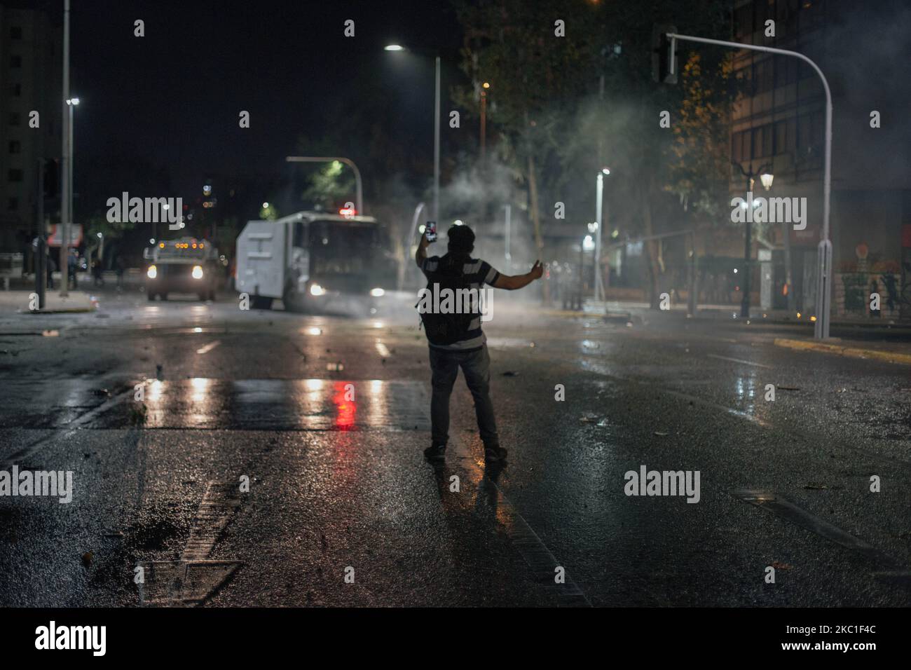 Des gens protestent contre un large éventail de questions, notamment les inégalités, les mesures sociales et économiques du gouvernement et la brutalité policière, et ainsi de suite sur 9 octobre 2020 à Santiago, au Chili. La colère sociale s'est intensifiée après qu'une vidéo virale ait montré qu'un policier avait jeté un enfant de 16 ans sur un pont lors d'une manifestation sur 2 octobre. Sur 25 octobre, le Chili tiendra un référendum pour décider d'un amendement à la constitution de l'ère Pinochet. (Photo de Gonzalo Murillo Iturbe/NurPhoto) Banque D'Images