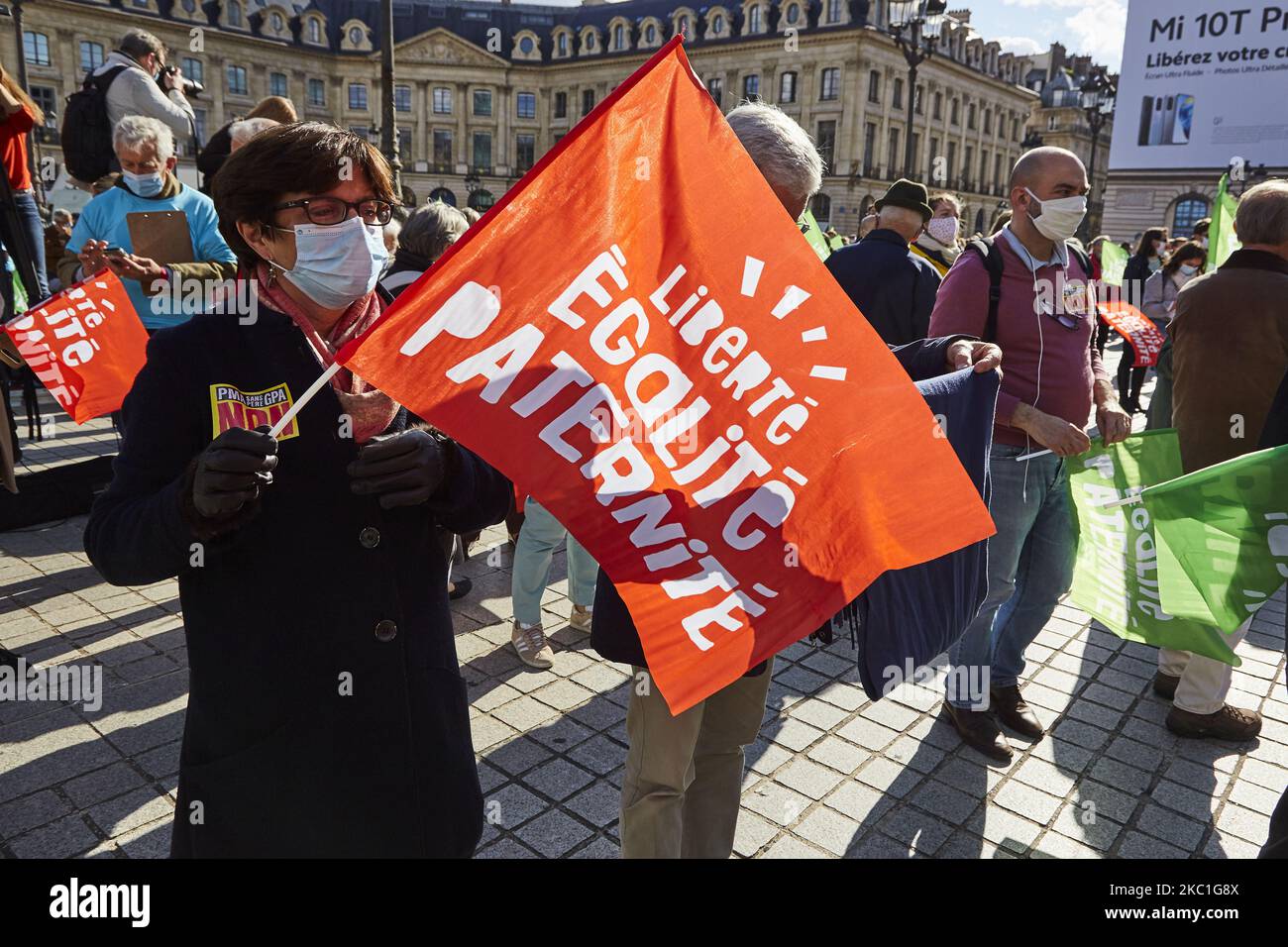 Les partisans du groupe d'activistes conservateur français pro-vie la Manif pour tous se sont réunis à Vendôme place pour protester contre la loi sur la bioéthique sur la procréation médicalement assistée (PMA) et le GPA, à Paris, en France, sur 10 octobre 2020. Beaucoup de manifestants agissaient des drapeaux dans lesquels fut écrit liberté, égalité, paternité. (Photo par Adnan Farzat/NurPhoto) Banque D'Images