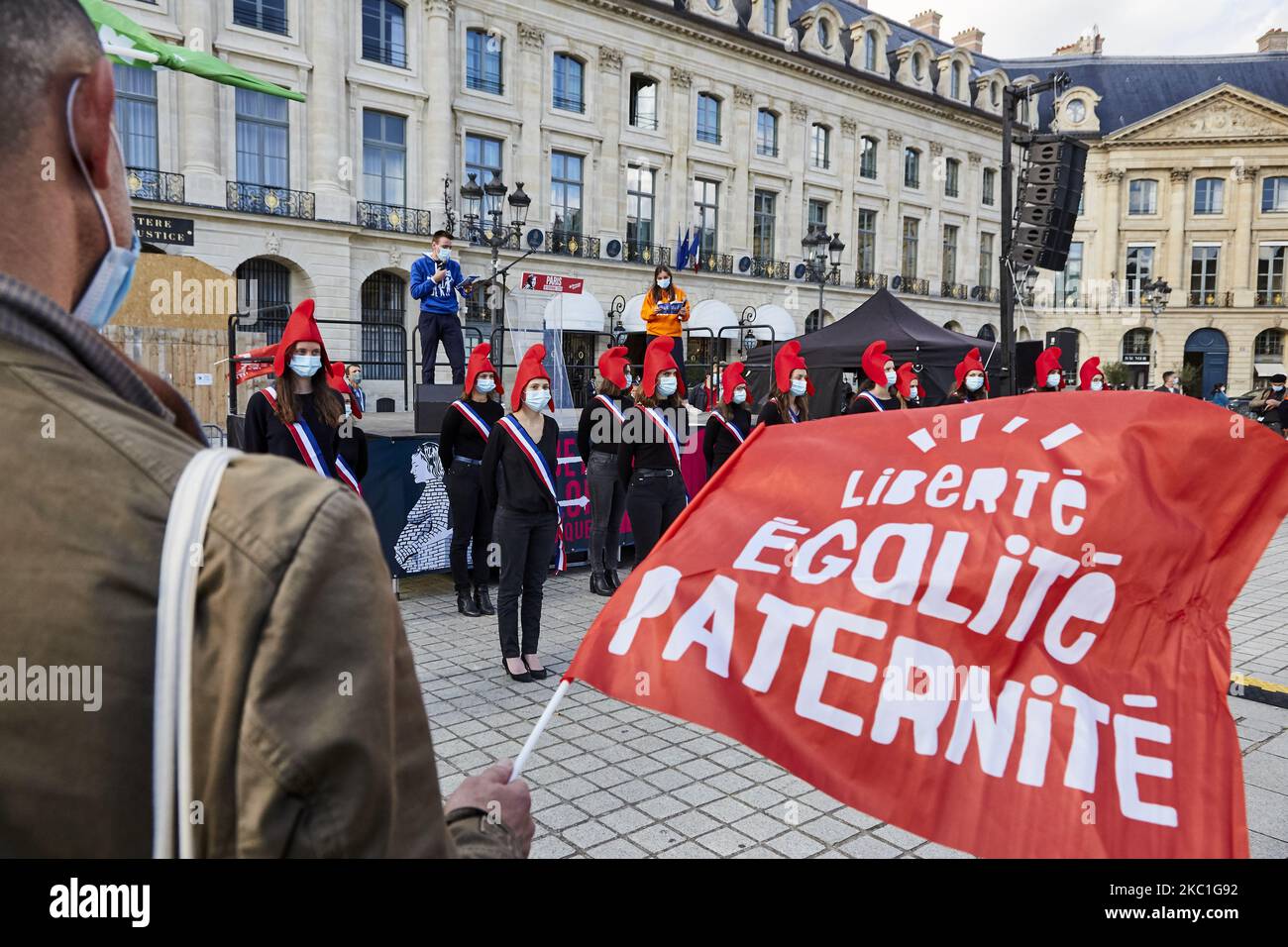 Les partisans du groupe d'activistes conservateur français pro-vie la Manif pour tous se sont réunis à Vendôme place pour protester contre la loi sur la bioéthique sur la procréation médicalement assistée (PMA) et le GPA, à Paris, en France, sur 10 octobre 2020. Beaucoup de manifestants agissaient des drapeaux dans lesquels fut écrit liberté, égalité, paternité. (Photo par Adnan Farzat/NurPhoto) Banque D'Images