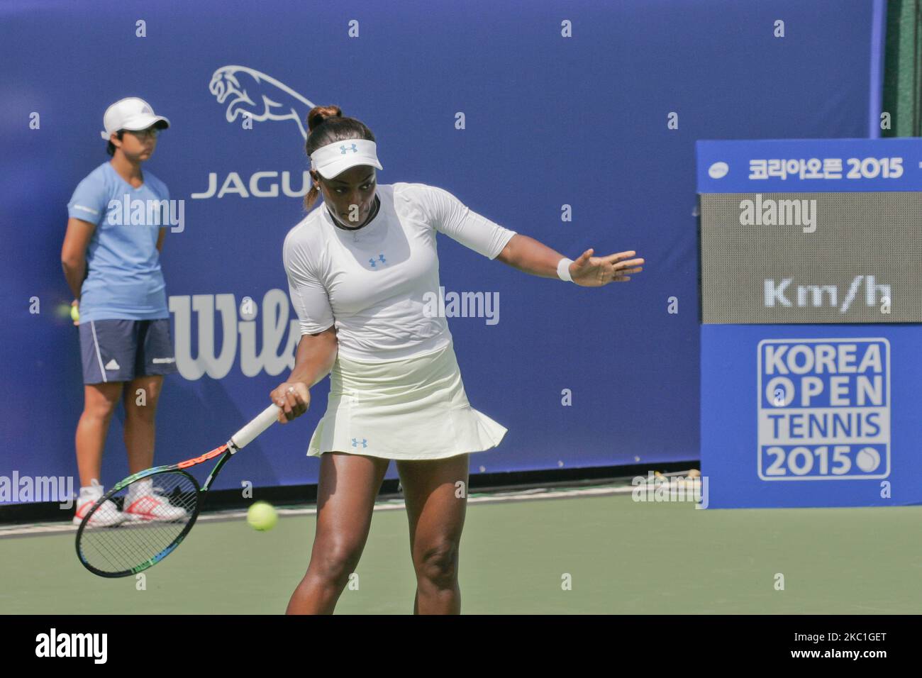 Sloane Stephens des États-Unis et Kimiko Date-Krumm de JPN jouent un match lors de la troisième partie ouverte de la WTA Corée au terrain de tennis du parc olympique à Séoul, en Corée du Sud sur 24 septembre 2015. Le match de Sloane Stephens a gagné le score par 6-3,6-4. (Photo de Seung-il Ryu/NurPhoto) Banque D'Images