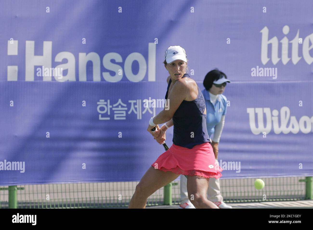Elizaveta Kulichkova de RUS et Vavara Lepchenko des États-Unis jouent un match lors de la troisième partie de l'Open de Corée de la WTA au terrain de tennis du parc olympique à Séoul, en Corée du Sud sur 24 septembre 2015. Le match d'Elizaveta Kulichkova a gagné le score par 6-3,6-4. (Photo de Seung-il Ryu/NurPhoto) Banque D'Images