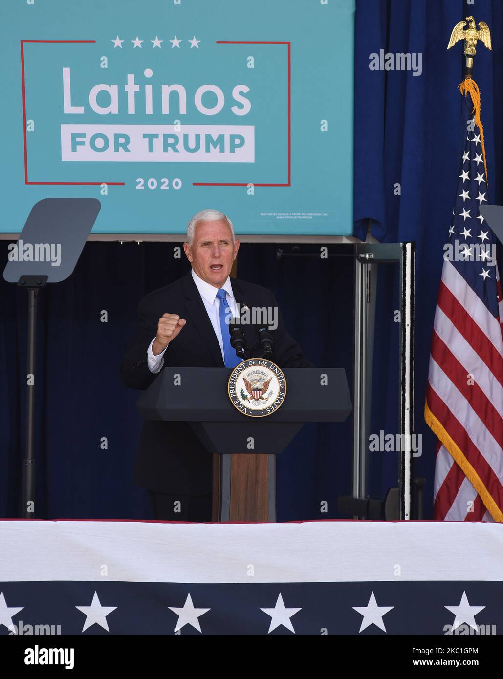 10 octobre 2020 - Orlando, Floride, États-Unis - le vice-président américain Mike Pence s'adresse à des supporters lors d'un rassemblement de campagne Latinos for Trump à l'Université chrétienne centrale sur 10 octobre 2020, à Orlando, en Floride. Avec 24 jours avant l'élection présidentielle de 2020, Donald Trump et le démocrate Joe Biden ont tous deux courtisé le vote latino-américain, les Latinos étant la plus grande minorité raciale ou ethnique de l'électorat, avec 32 millions d'électeurs éligibles. (Photo de Paul Hennessy/NurPhoto) Banque D'Images