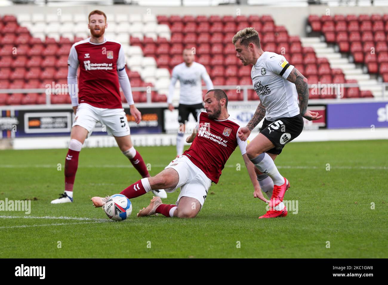 Michael Harriman, de Northampton Town, est défié par Sammie Szmodics, de Peterborough United, lors de la deuxième moitié du match de la Sky Bet League One entre Northampton Town et Peterborough, au PTS Academy Stadium, à Northampton, le samedi 10th octobre 2020. (Photo de John Cripps/MI News/NurPhoto) Banque D'Images