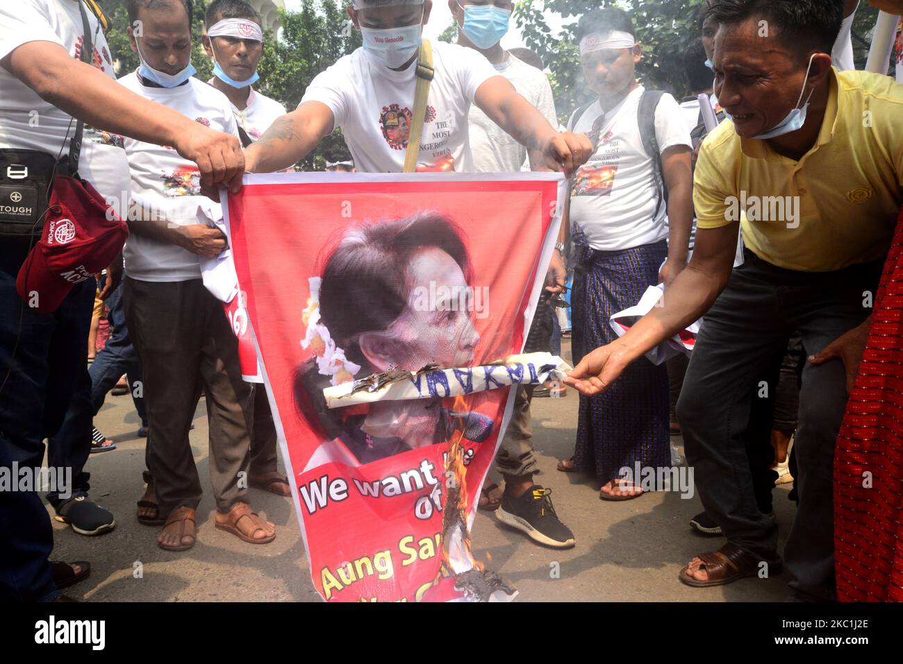 Un manifestant a brûlé l'affiche d'Aung San Suu Kyi pendant que les peuples de la Communauté de Rakhine du Bangladesh ont organisé un rassemblement de protestation exigeant l'arrêt du génocide à Arakan (État de Rakhine) par l'armée du Myanmar au Myanmar, à Dhaka, au Bangladesh, sur le 11 octobre 2020. (Photo par Mamunur Rashid/NurPhoto) Banque D'Images