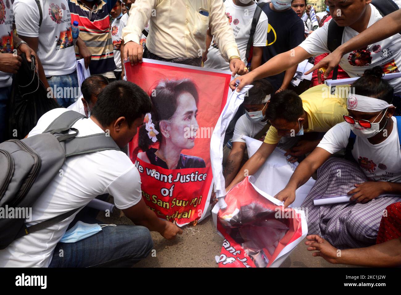 Un manifestant a brûlé l'affiche d'Aung San Suu Kyi pendant que les peuples de la Communauté de Rakhine du Bangladesh ont organisé un rassemblement de protestation exigeant l'arrêt du génocide à Arakan (État de Rakhine) par l'armée du Myanmar au Myanmar, à Dhaka, au Bangladesh, sur le 11 octobre 2020. (Photo par Mamunur Rashid/NurPhoto) Banque D'Images