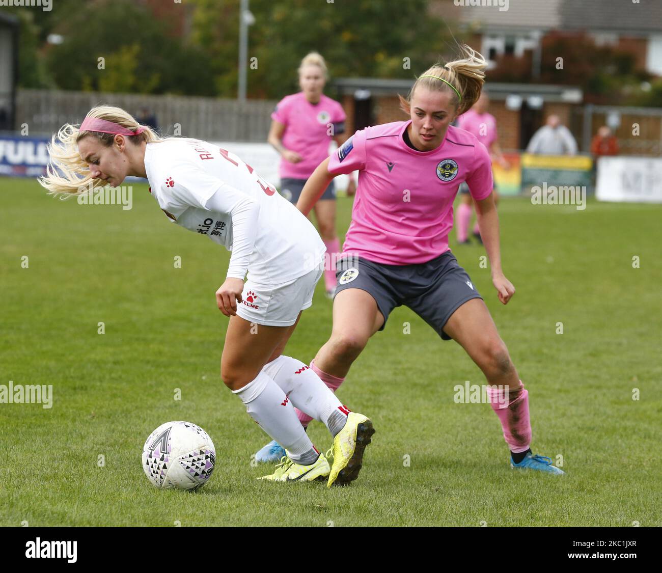 Ocean Rolandsen de Watford Dames tient de TASE Stephens de Crawley Wasps Dames pendant le match de la Ligue nationale des femmes FA - Southern Premier Division entre Crawley Wasps Dames et Watford Dames à Horley Town on 11 octobre , 2020 à Horley, Angleterre (photo par action Foto Sport/NurPhoto) Banque D'Images