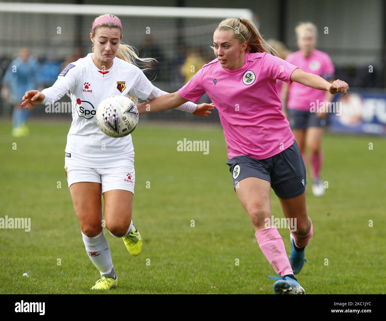 L-R Ocean Rolandsen de Watford Ladies et TASE Stephens de Crawley Wasps Ladies pendant la ligue nationale des femmes FA - Southern Premier Division match entre Crawley Wasps Ladies et Watford Ladies à Horley Town on 11 octobre , 2020 à Horley, Angleterre (photo par action Foto Sport/Nurphoto) Banque D'Images