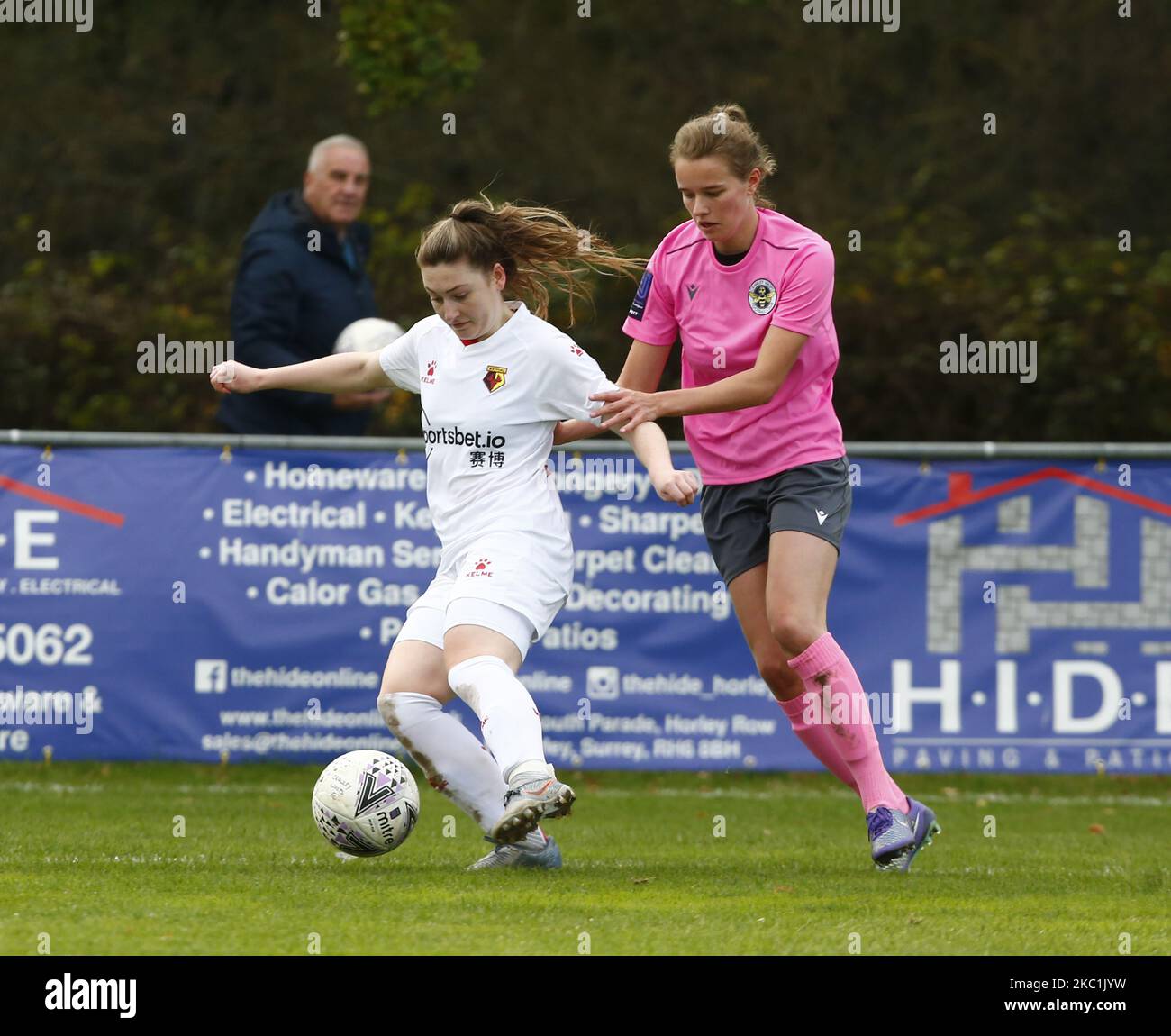 T-R Kat Huggins de Watford Dames et Immy Lancaster de Crawley Wasps Dames pendant le match de la Ligue nationale des femmes FA - Southern Premier Division entre Crawley Wasps Dames et Watford Dames à Horley Town on 11 octobre , 2020 à Horley, Angleterre (photo par action Foto Sport/Nurphoto) Banque D'Images