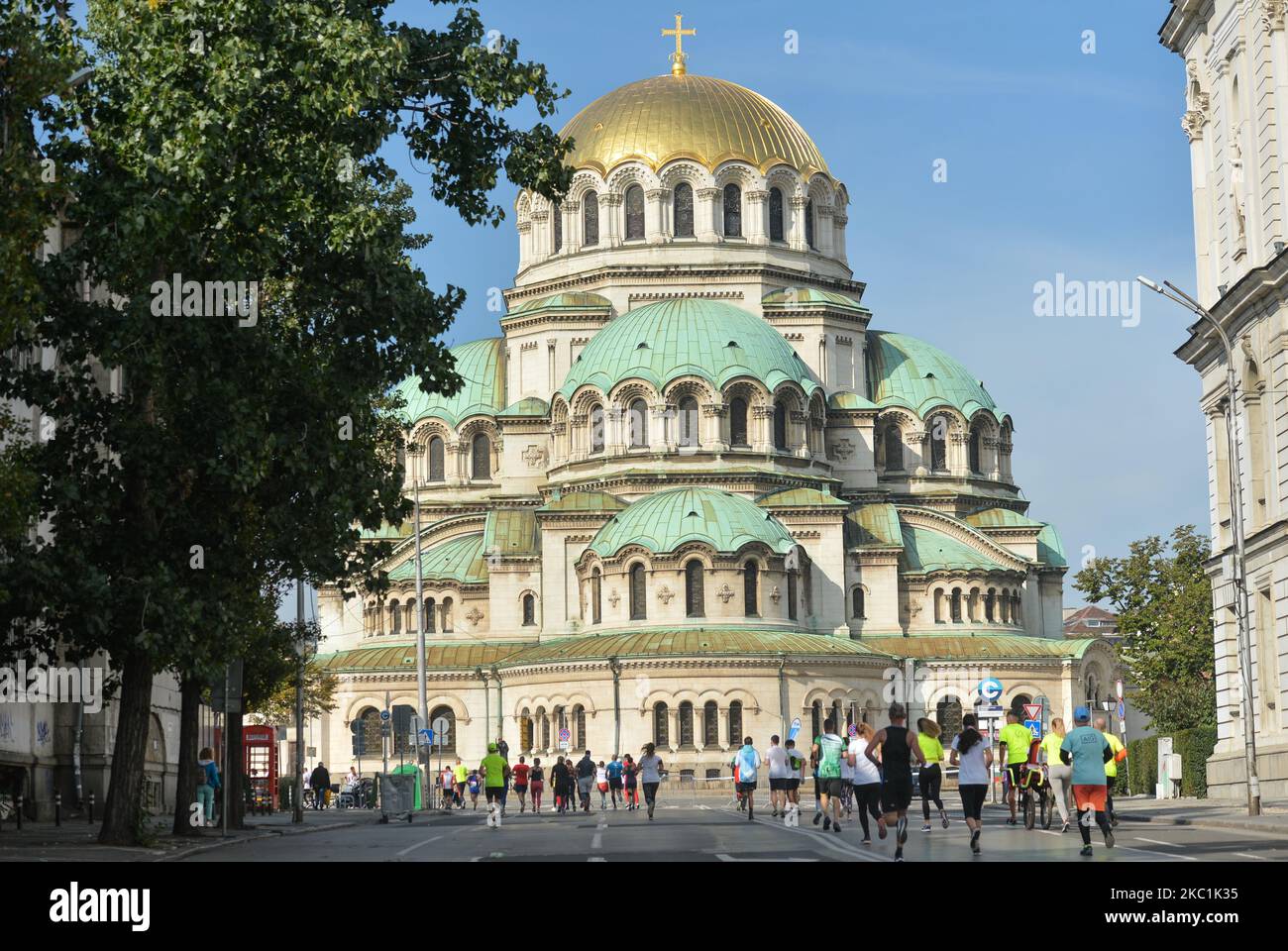 Coureurs vus lors de l'édition 37th du Marathon de Sofia, à côté de la cathédrale Saint Aleksandar Nevski. Dimanche, 11 octobre 2020, à Sofia, Bulgarie. (Photo par Artur Widak/NurPhoto) Banque D'Images